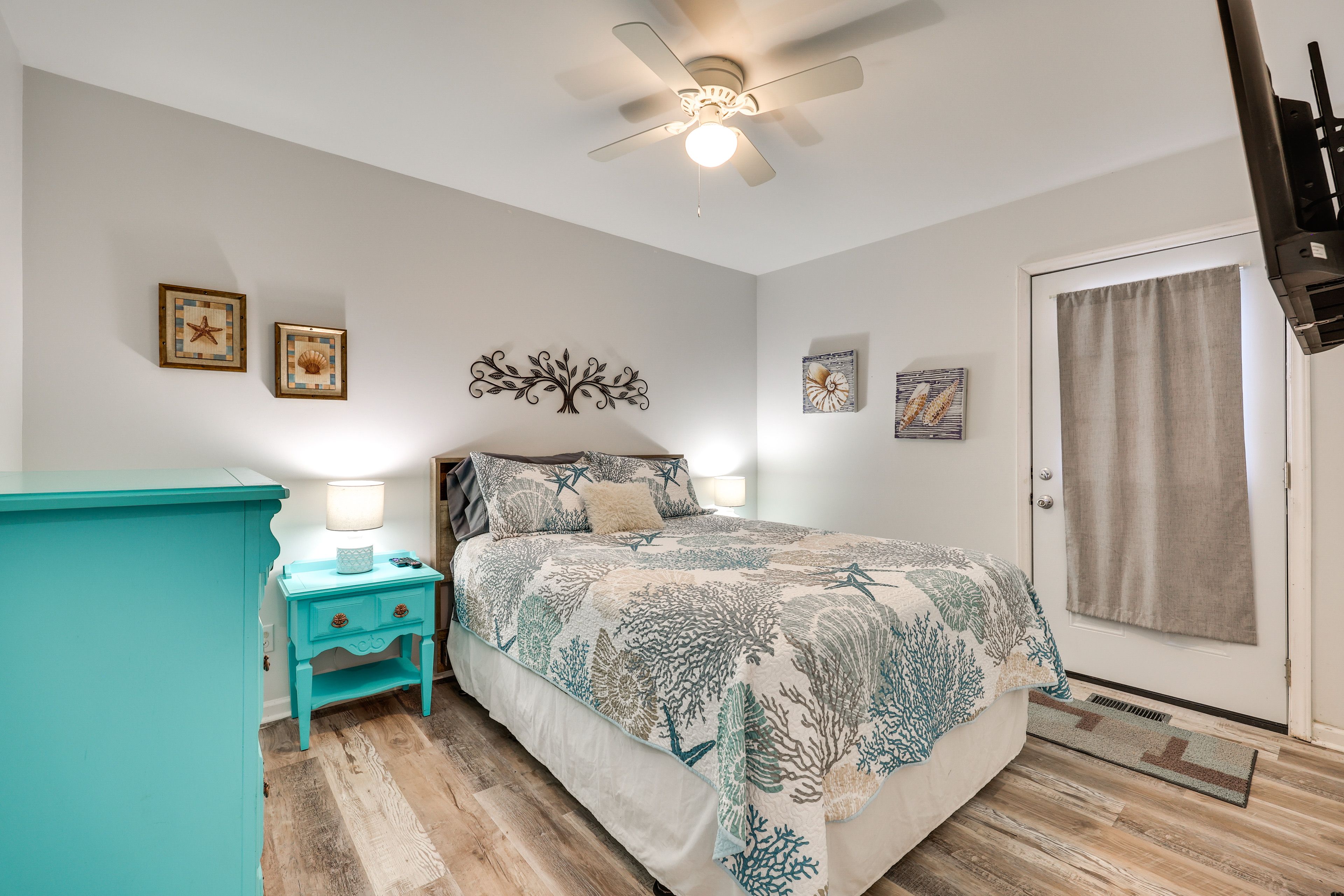 Bedroom 1 | Queen Bed