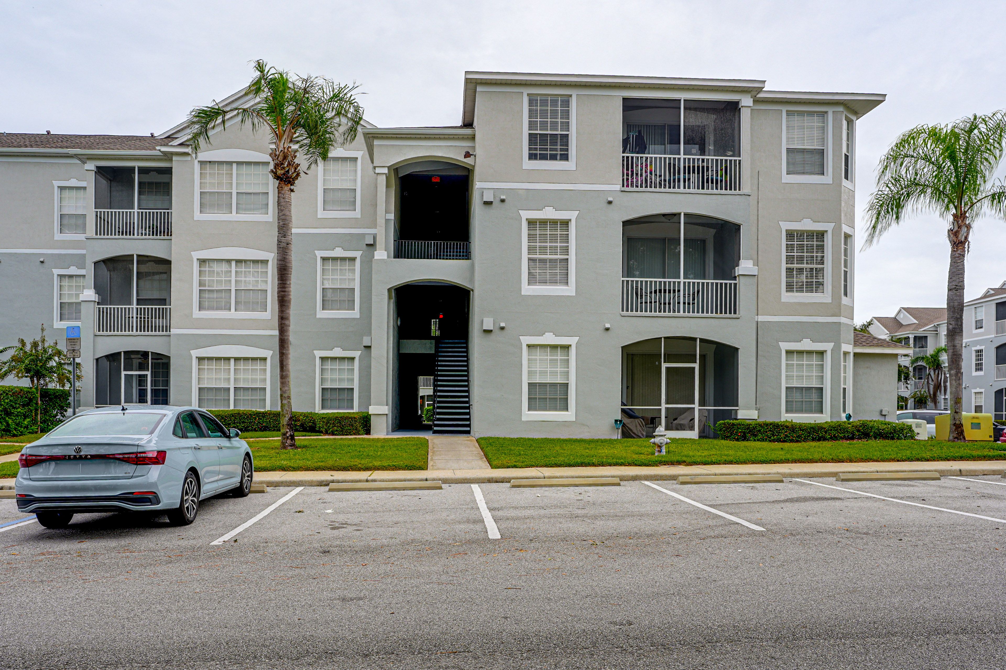 Wyndham Palms Condos | Community Parking Lot