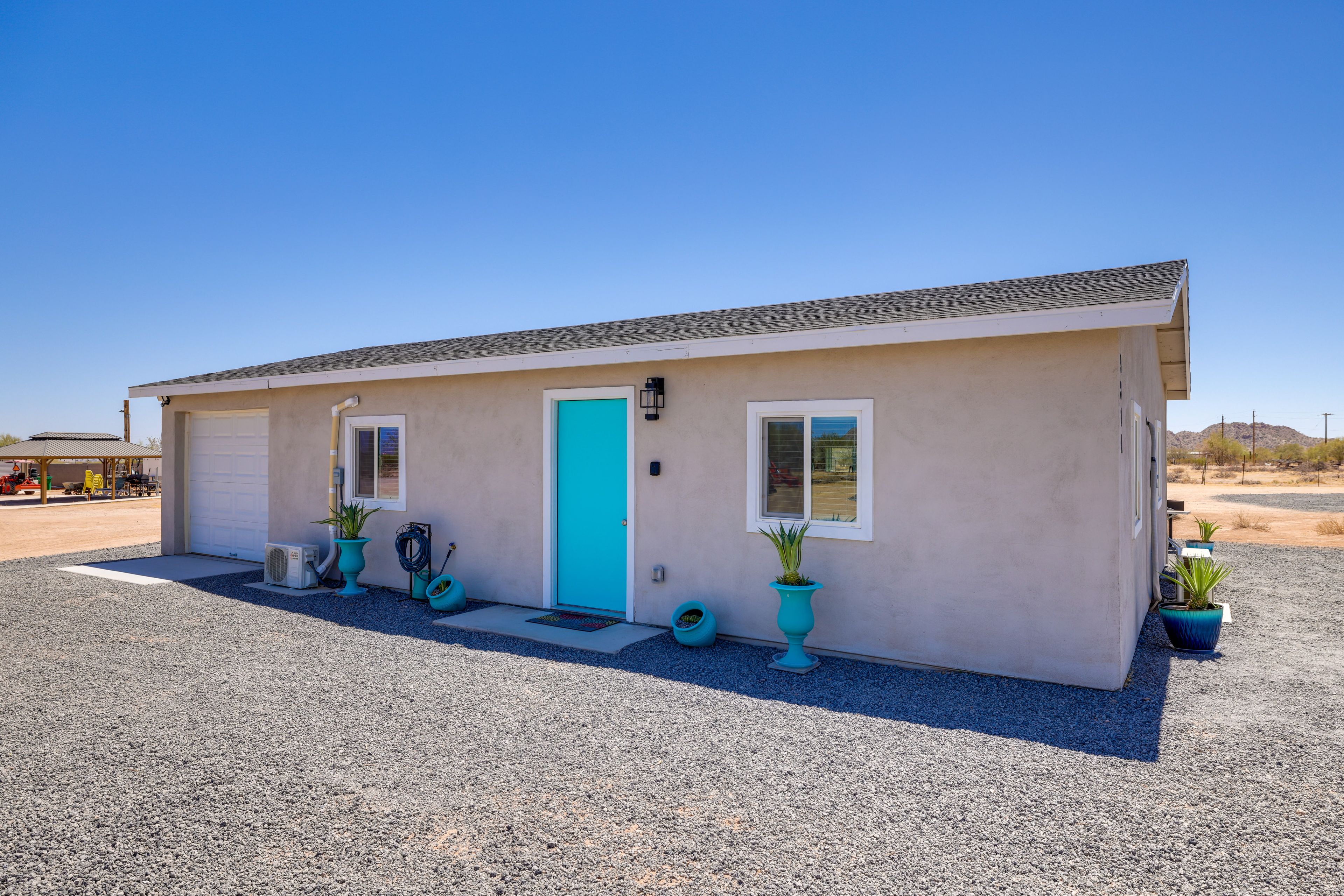 Exterior | Parking | Driveway (2 Vehicles) | Trailers Welcome