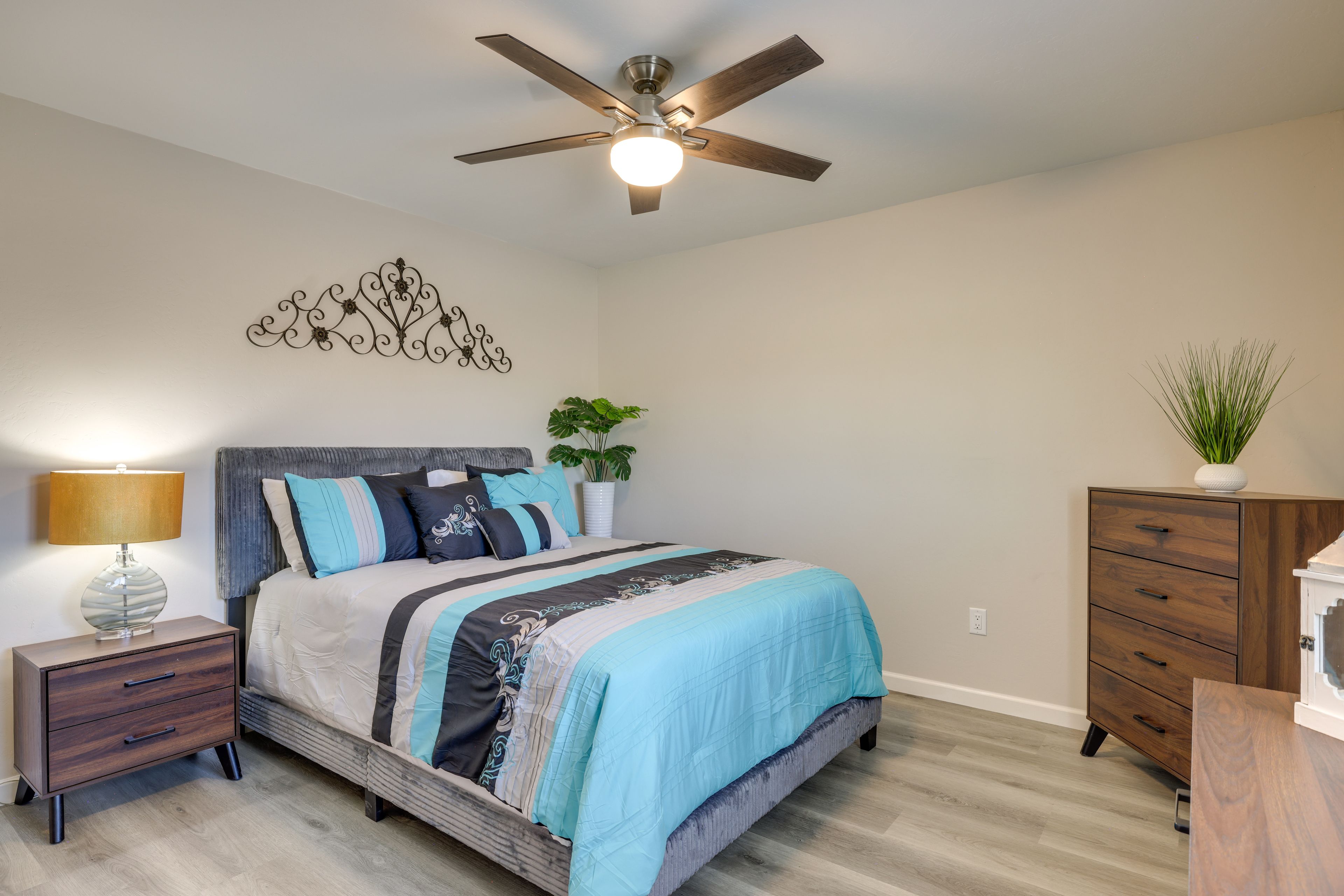 Bedroom | Queen Bed