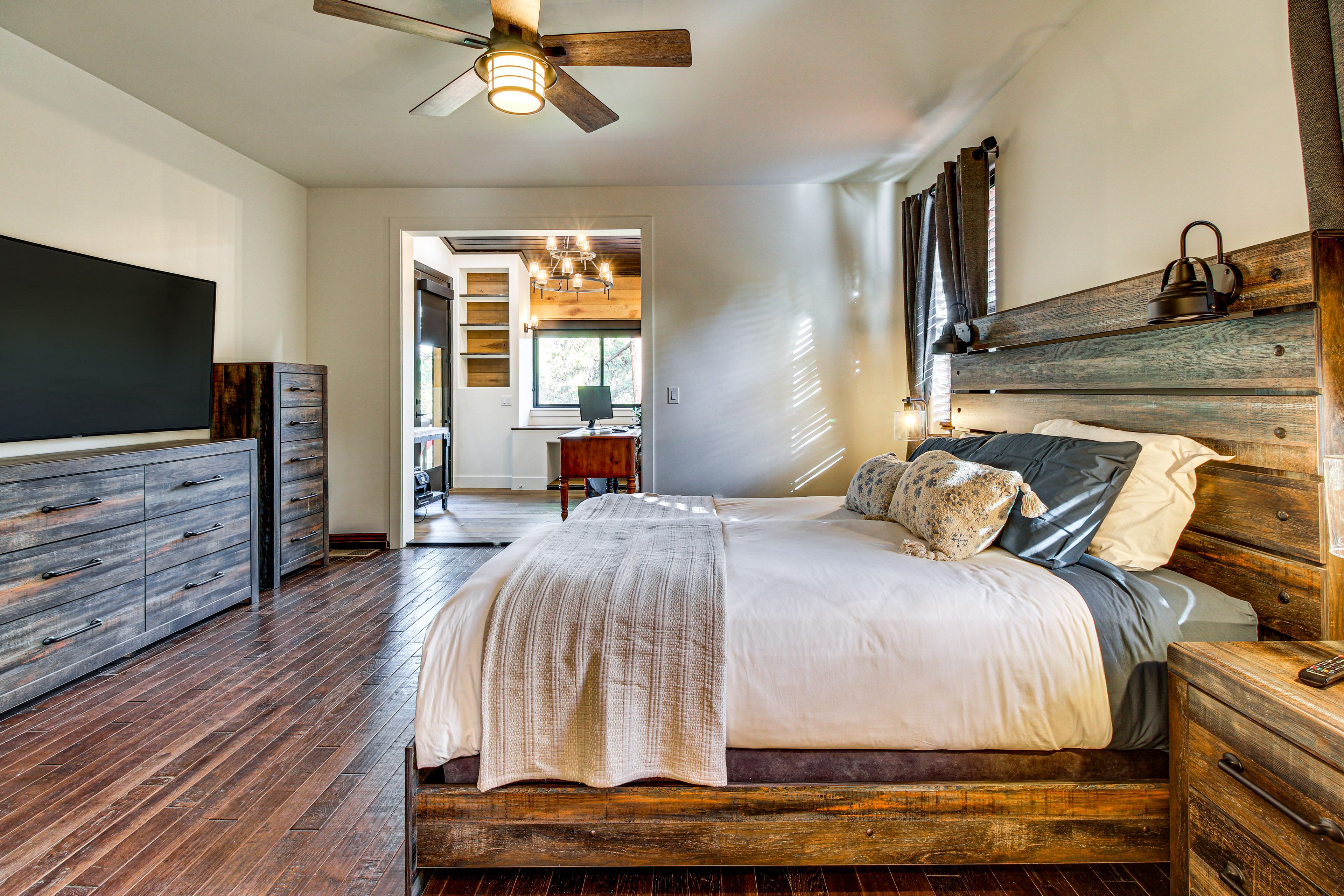 Bedroom 1 | King Bed