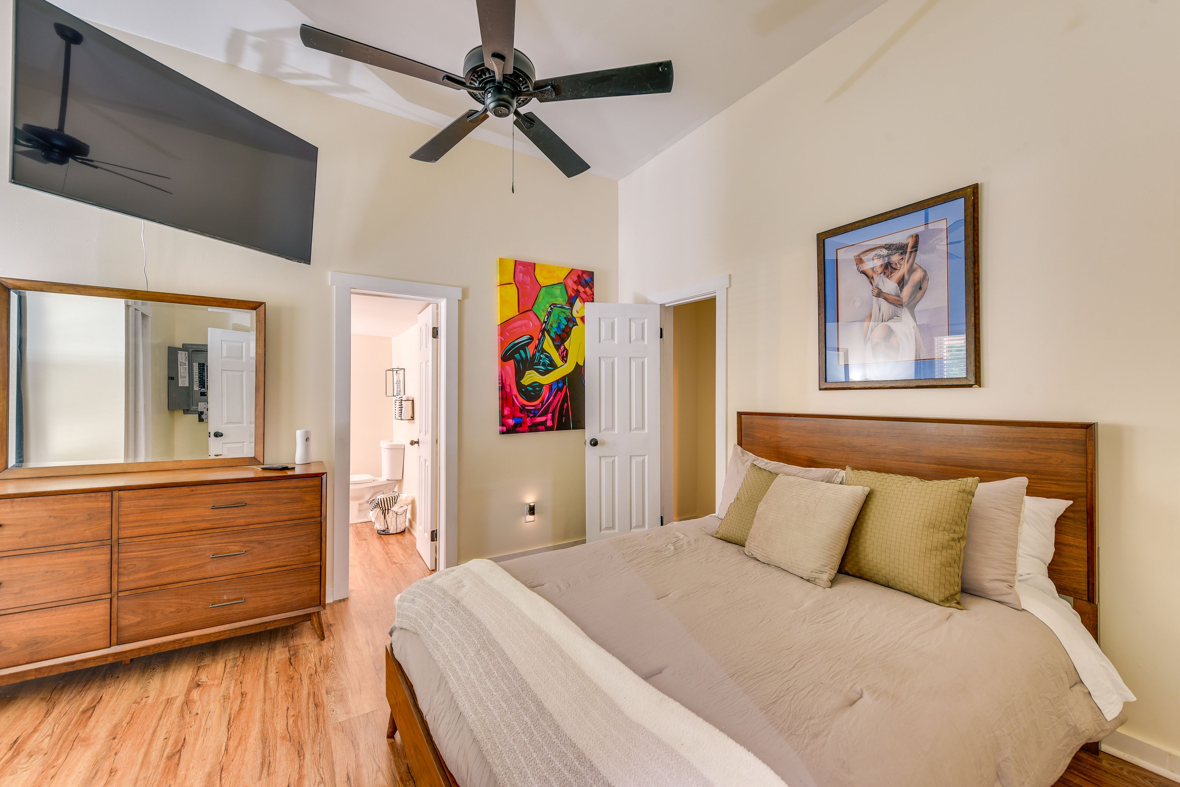 Bedroom 1 | Queen Bed