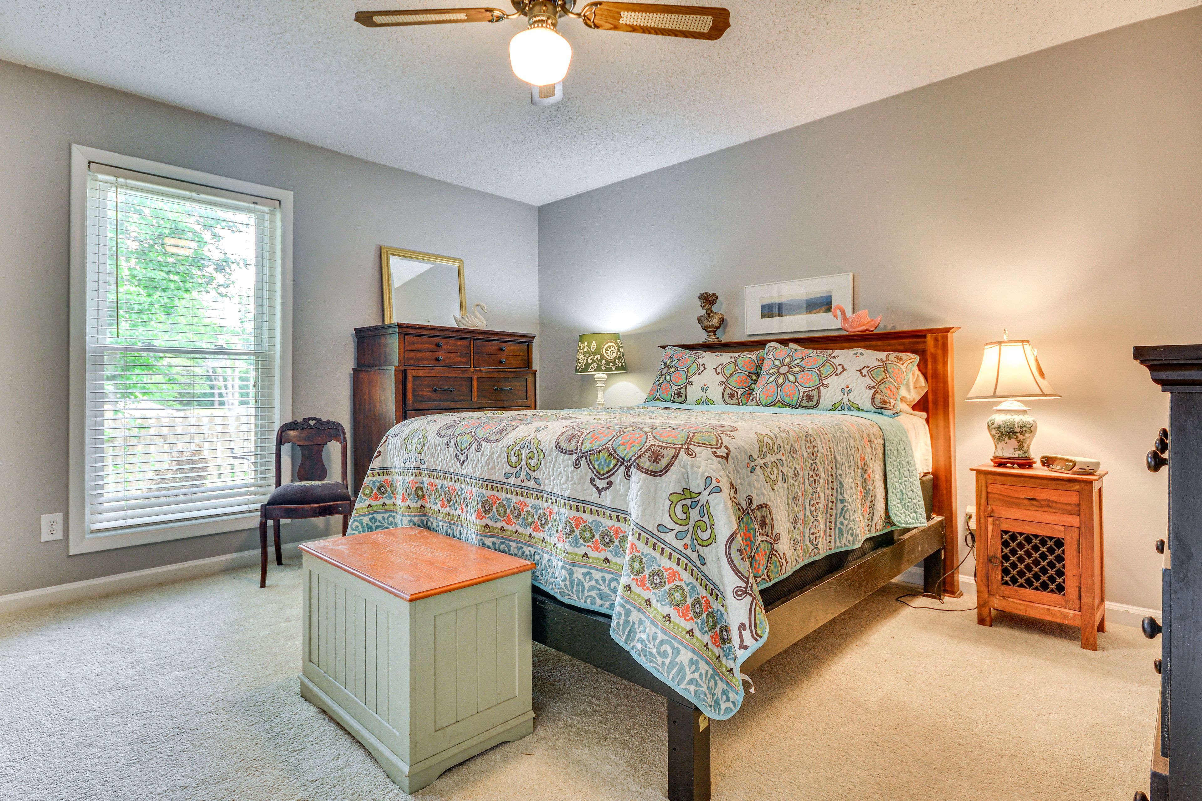 Bedroom 1 | Queen Bed