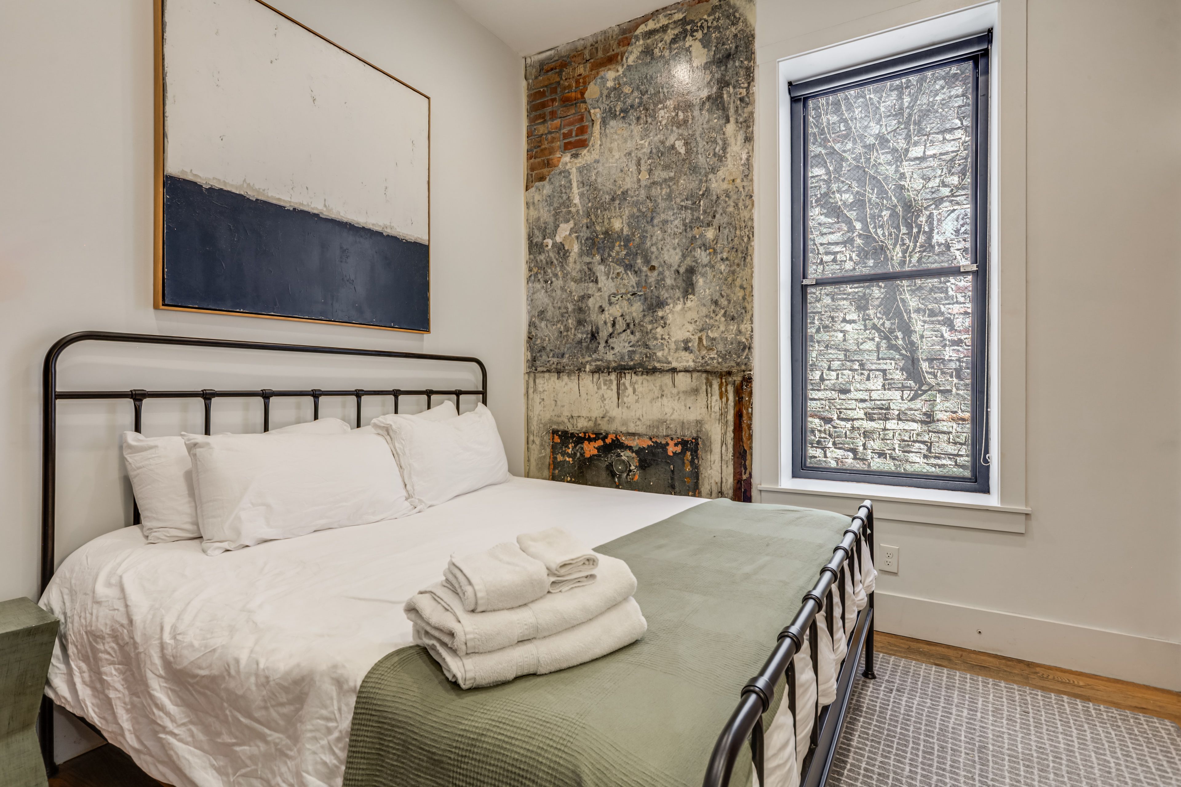 Bedroom | Queen Bed