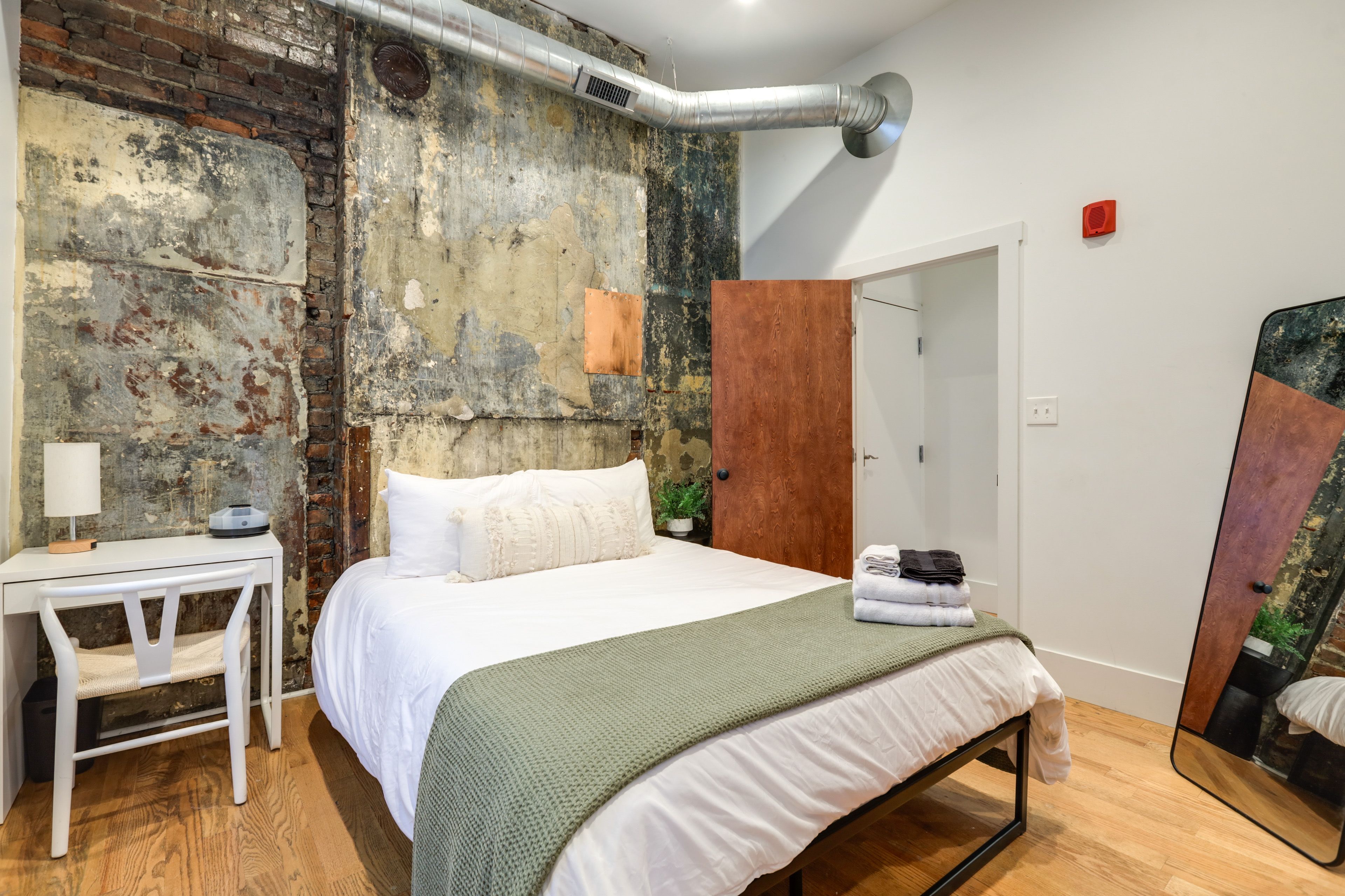 Bedroom | Queen Bed
