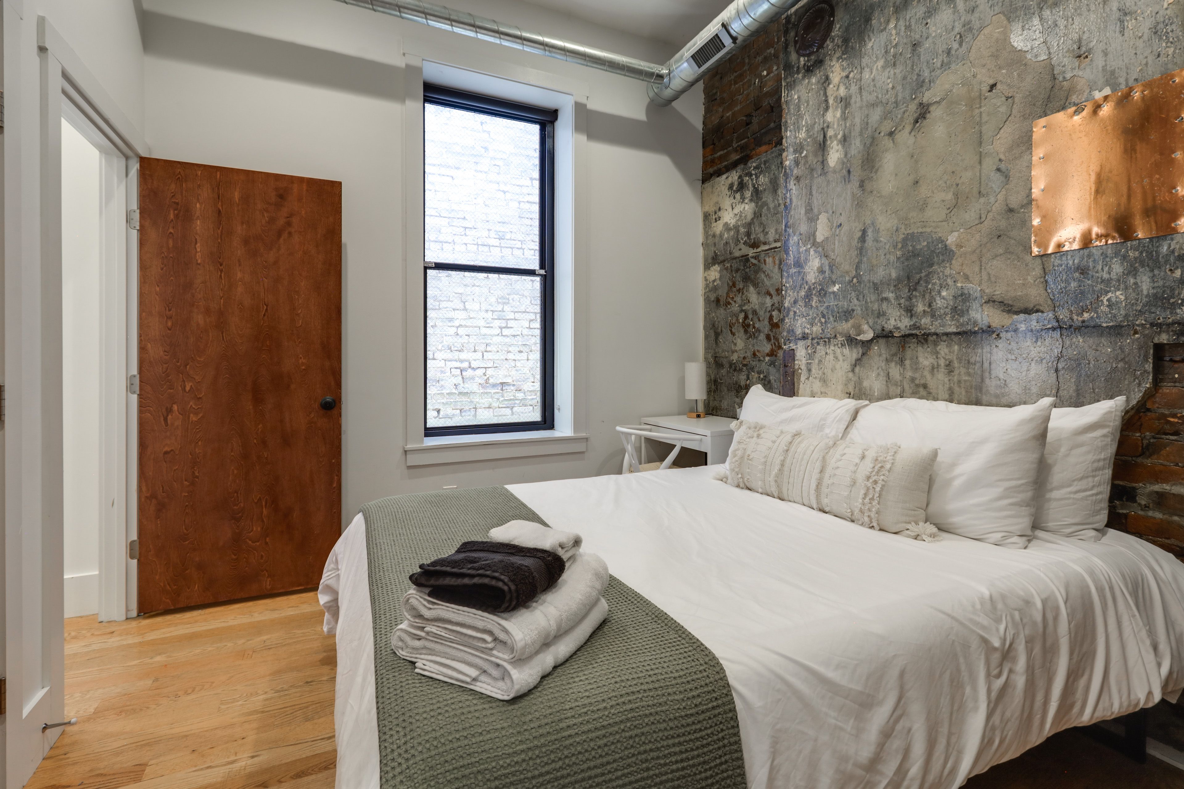 Bedroom | Queen Bed
