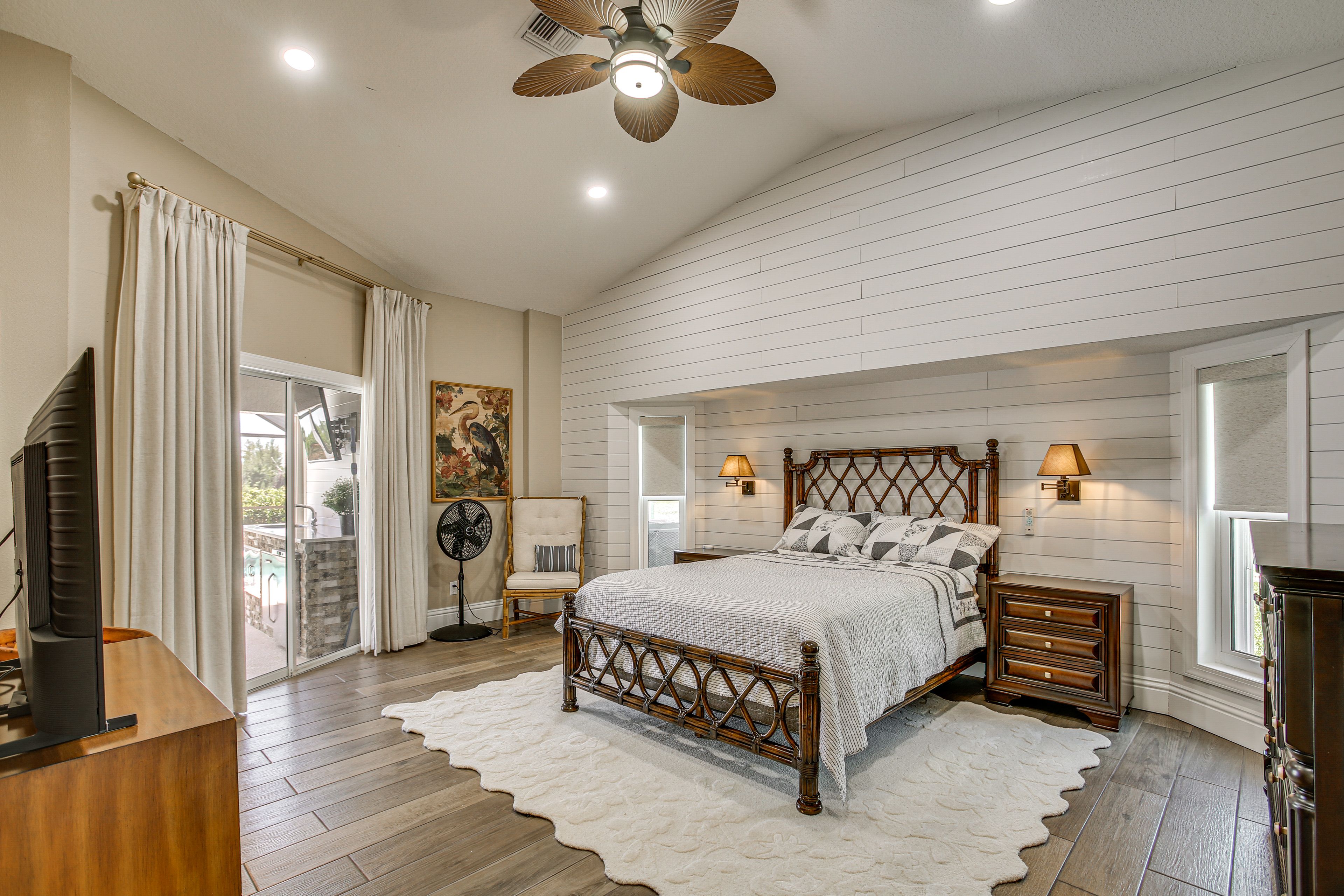 Bedroom 1 | Queen Bed