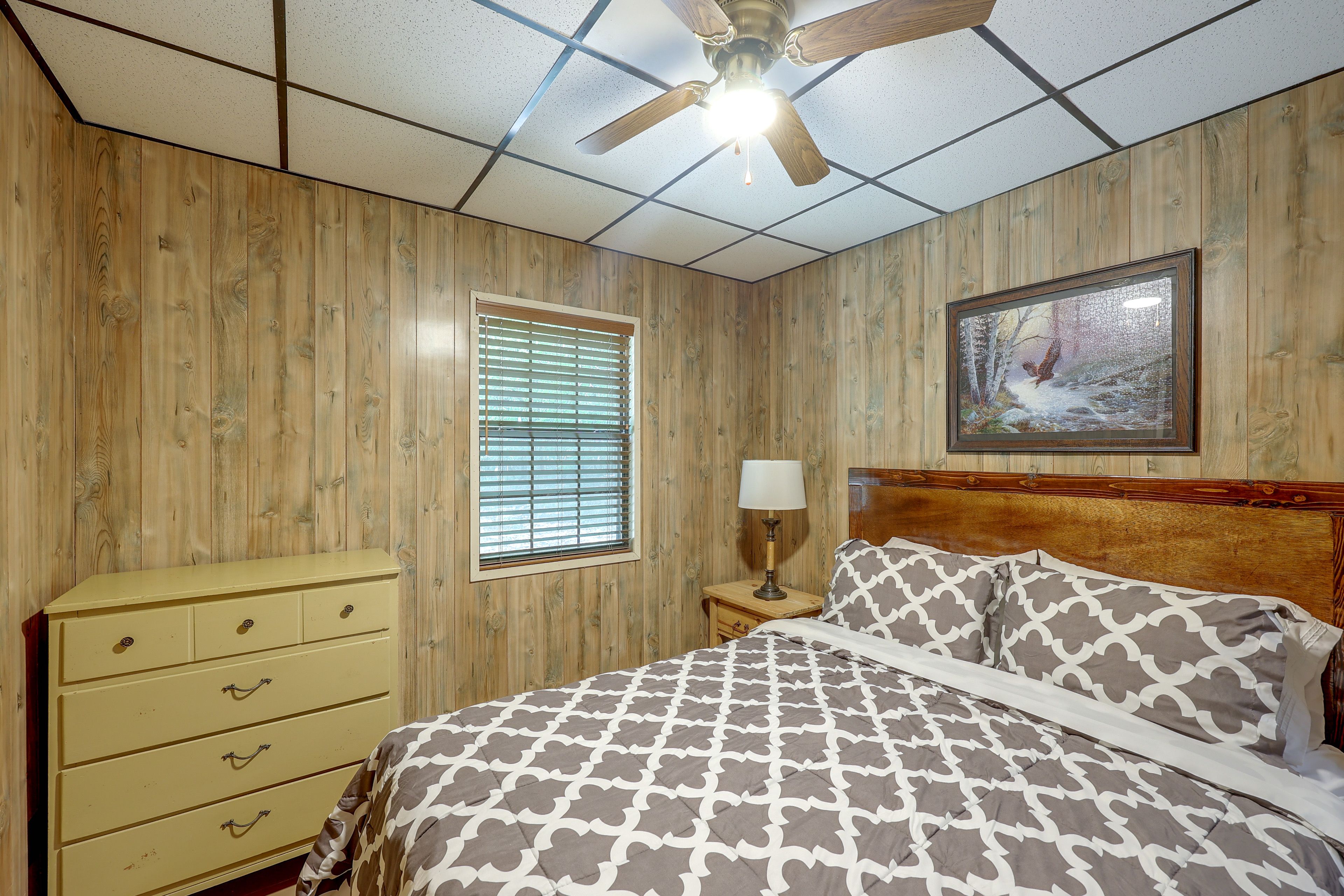 Bedroom 1 | Queen Bed