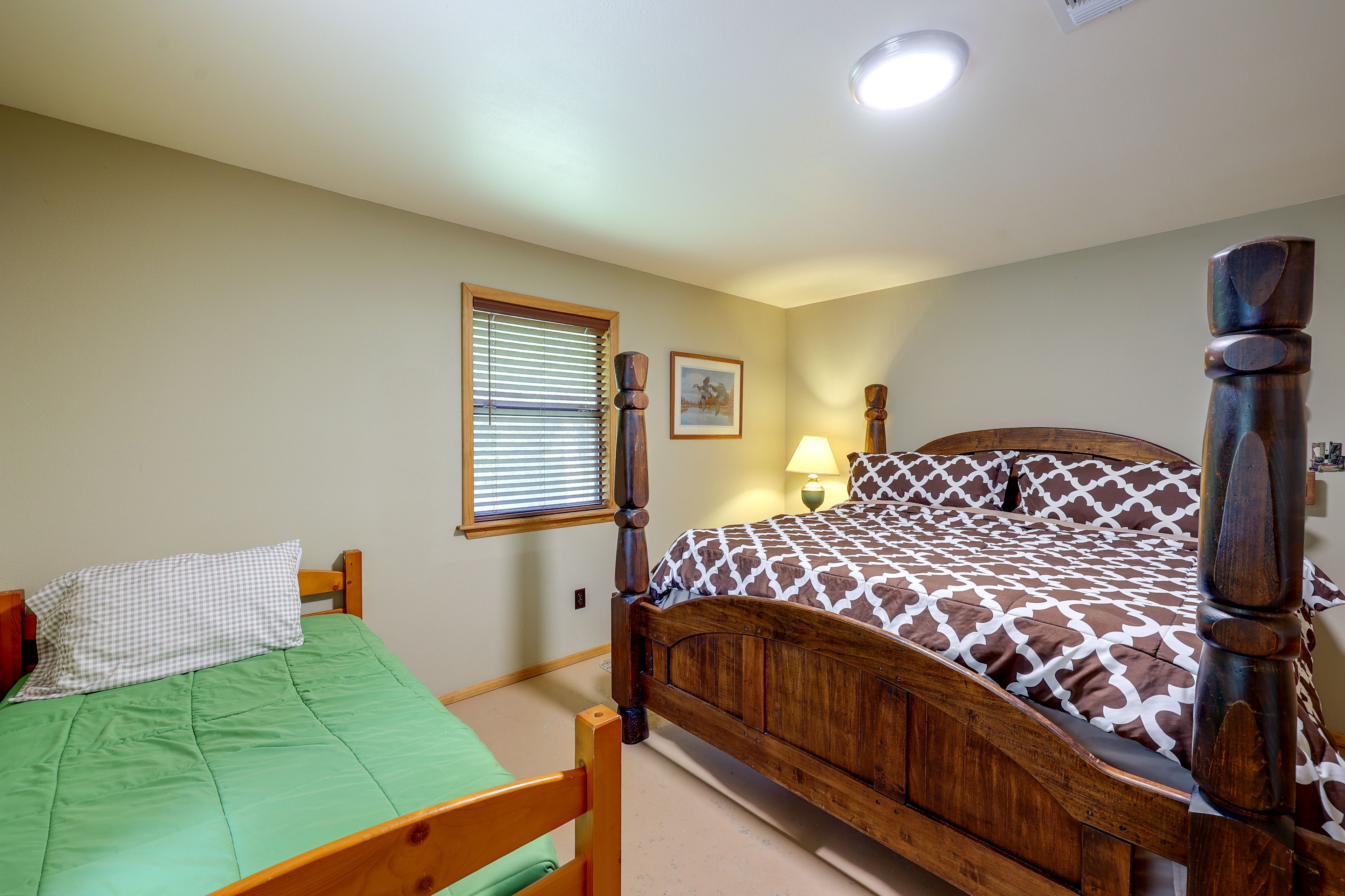 Bedroom 1 | King Bed | Twin Bed