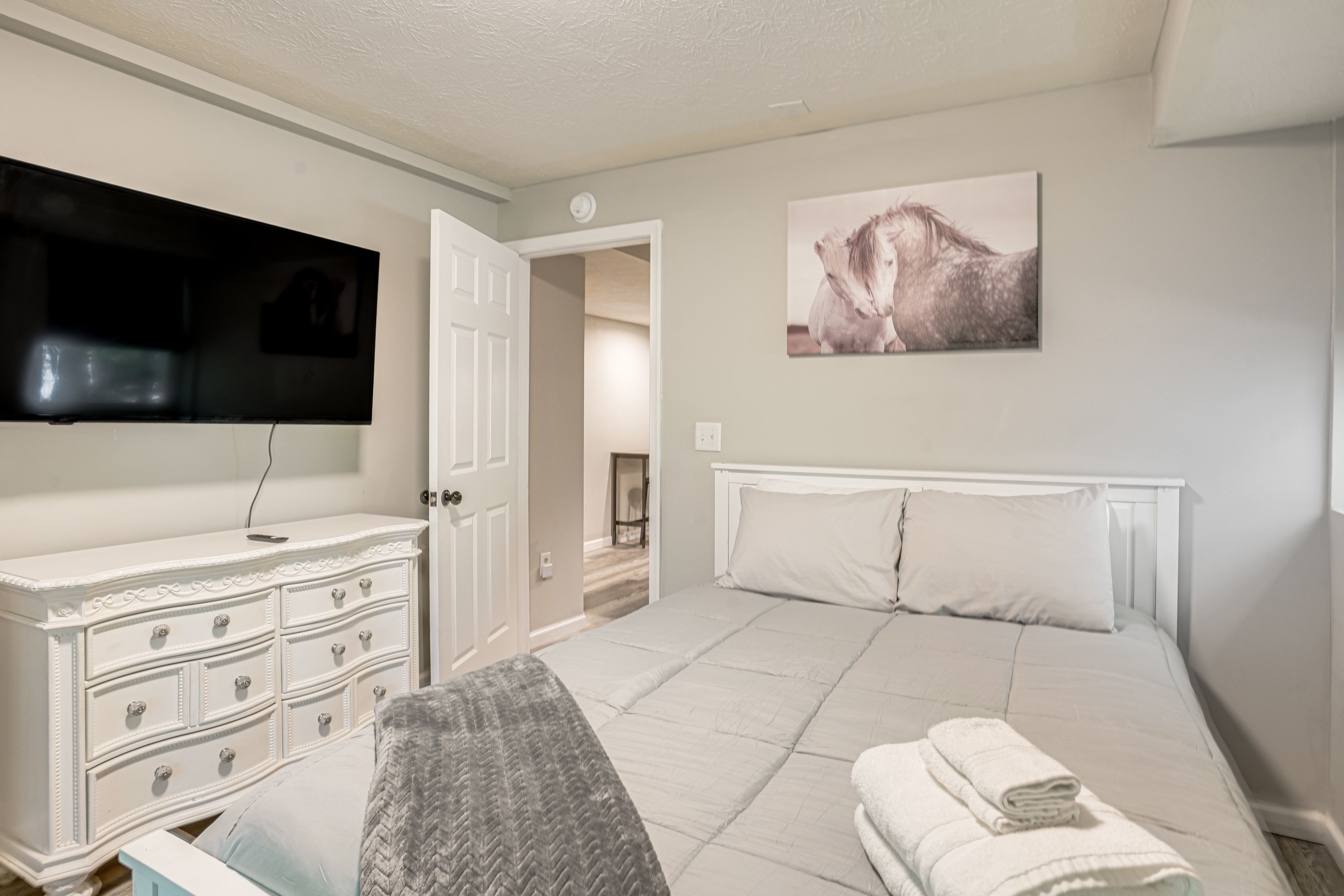 Bedroom | Queen Bed