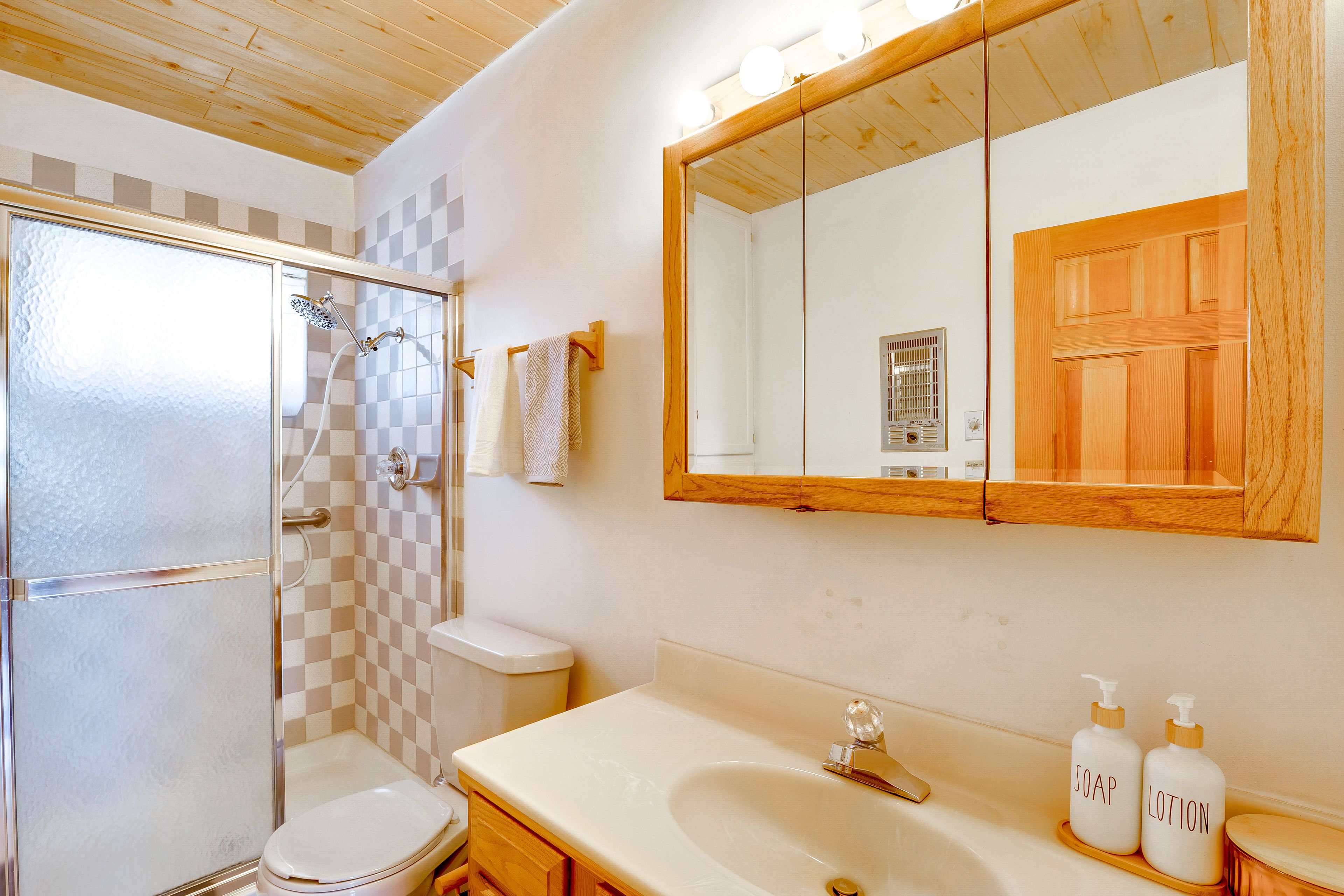 Full Bathroom | Towels & Linens Provided