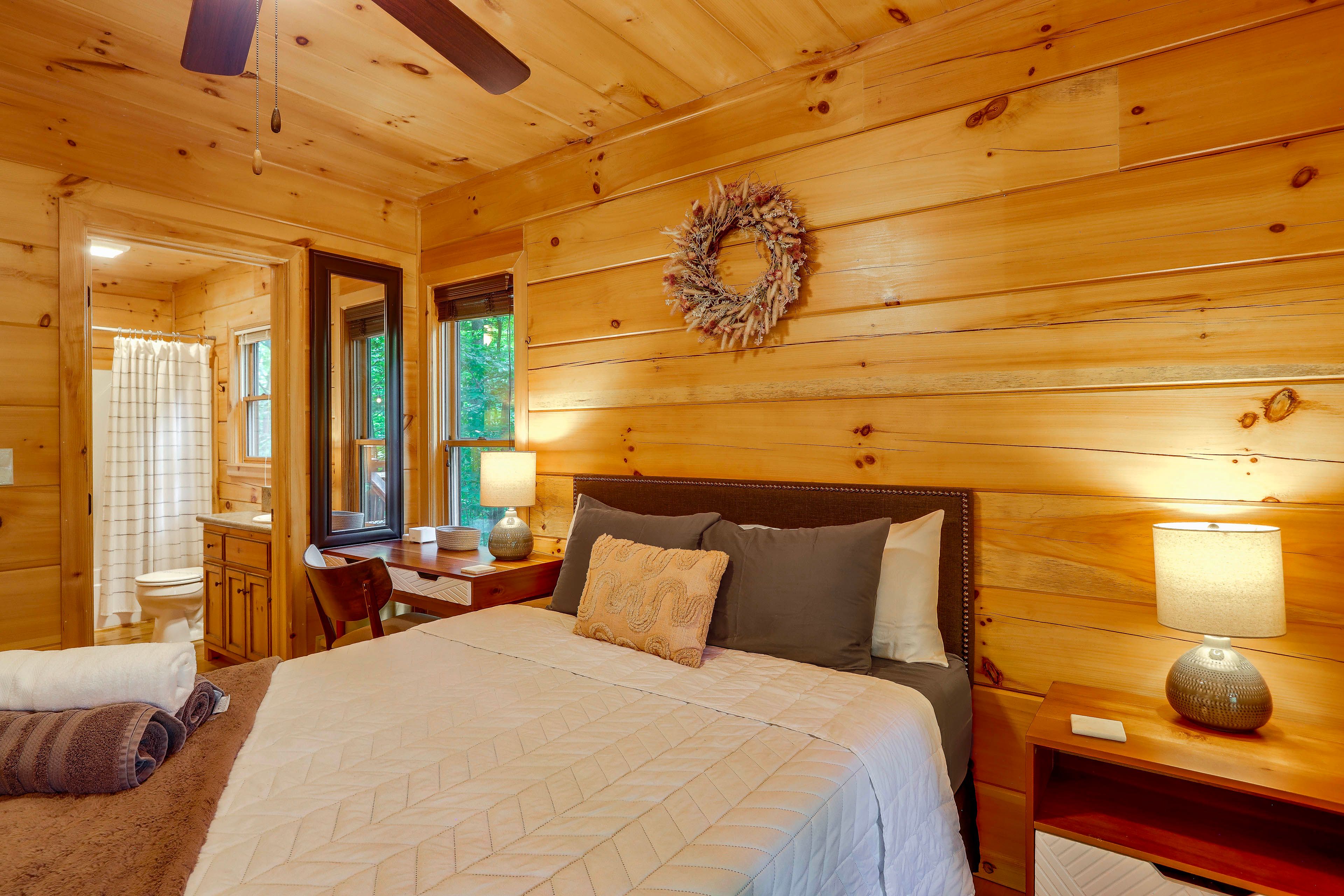 Bedroom 2 | Queen Bed