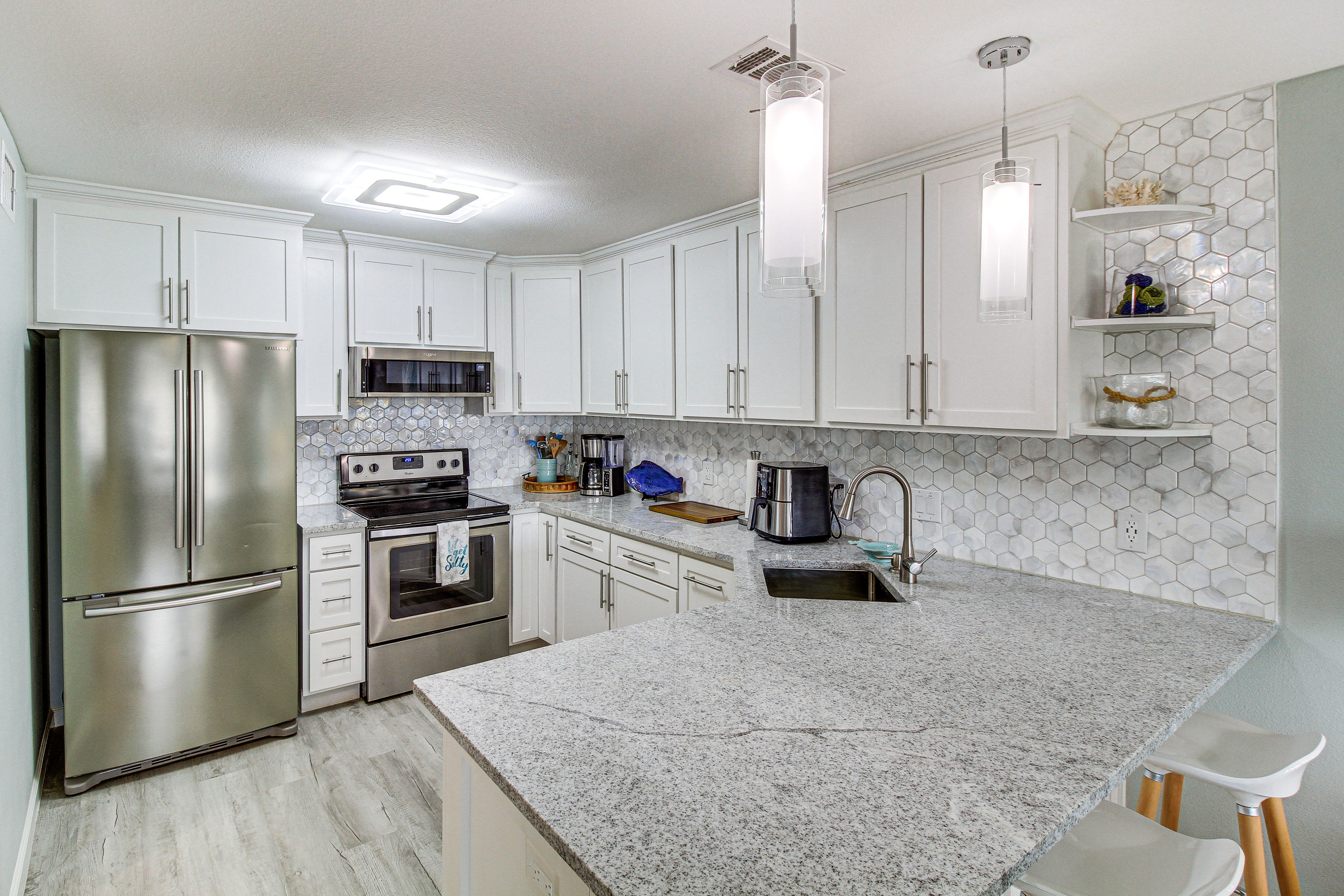 Kitchen w/ Breakfast Bar