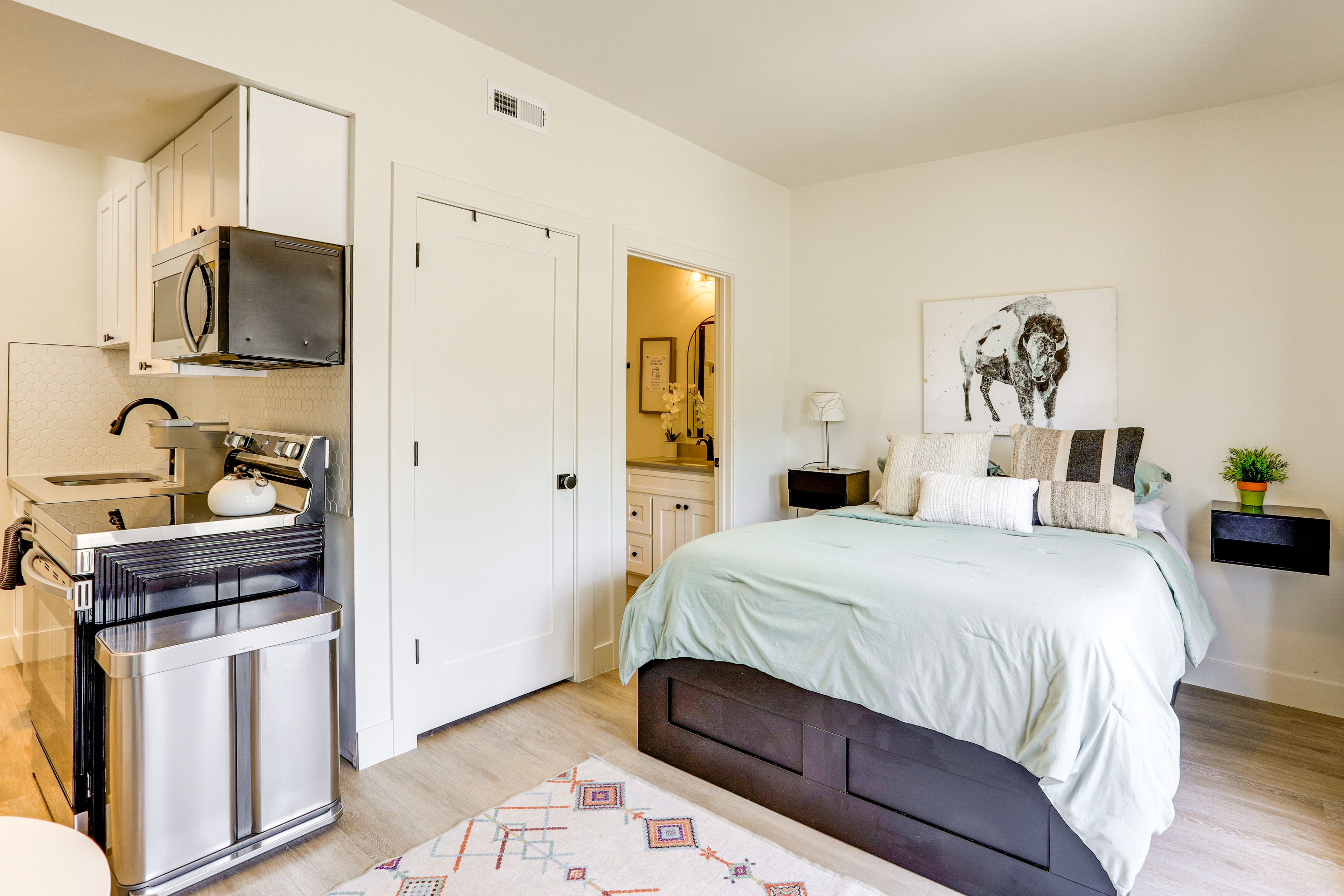 Studio | Queen Bed
