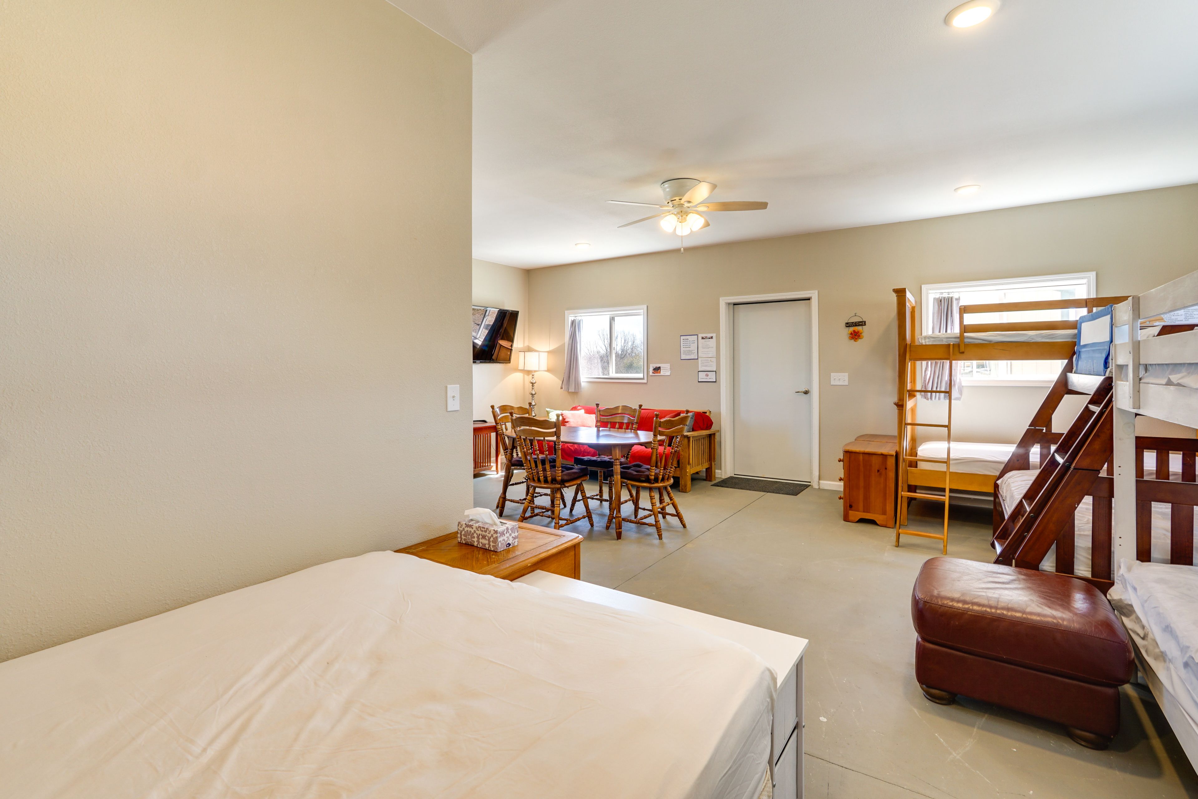 Unit 5 - Dorm 2A | Bedroom 9 | Full Futon | Queen Bed