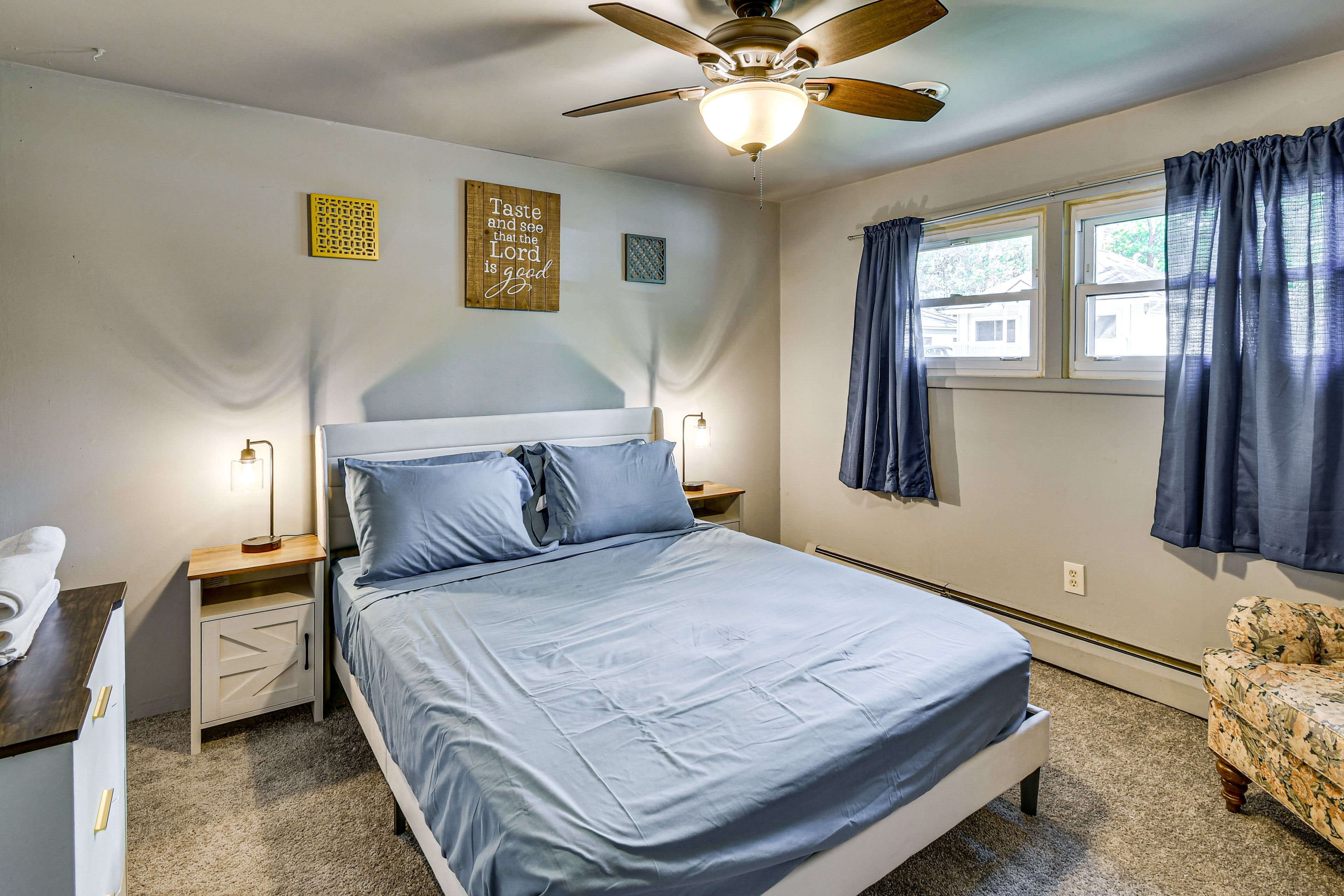 Bedroom 1 | Queen Bed