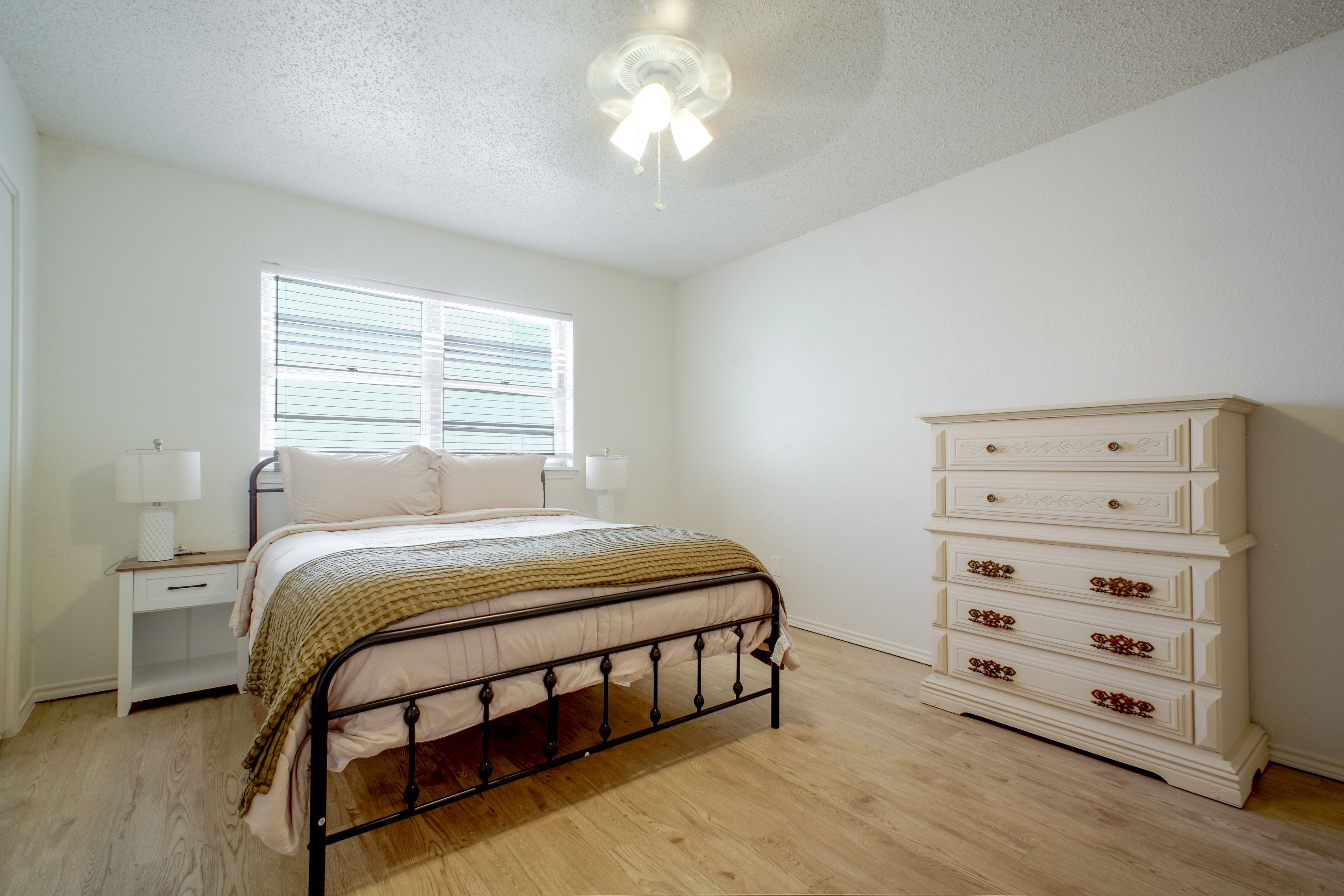 Bedroom 1 | Queen Bed