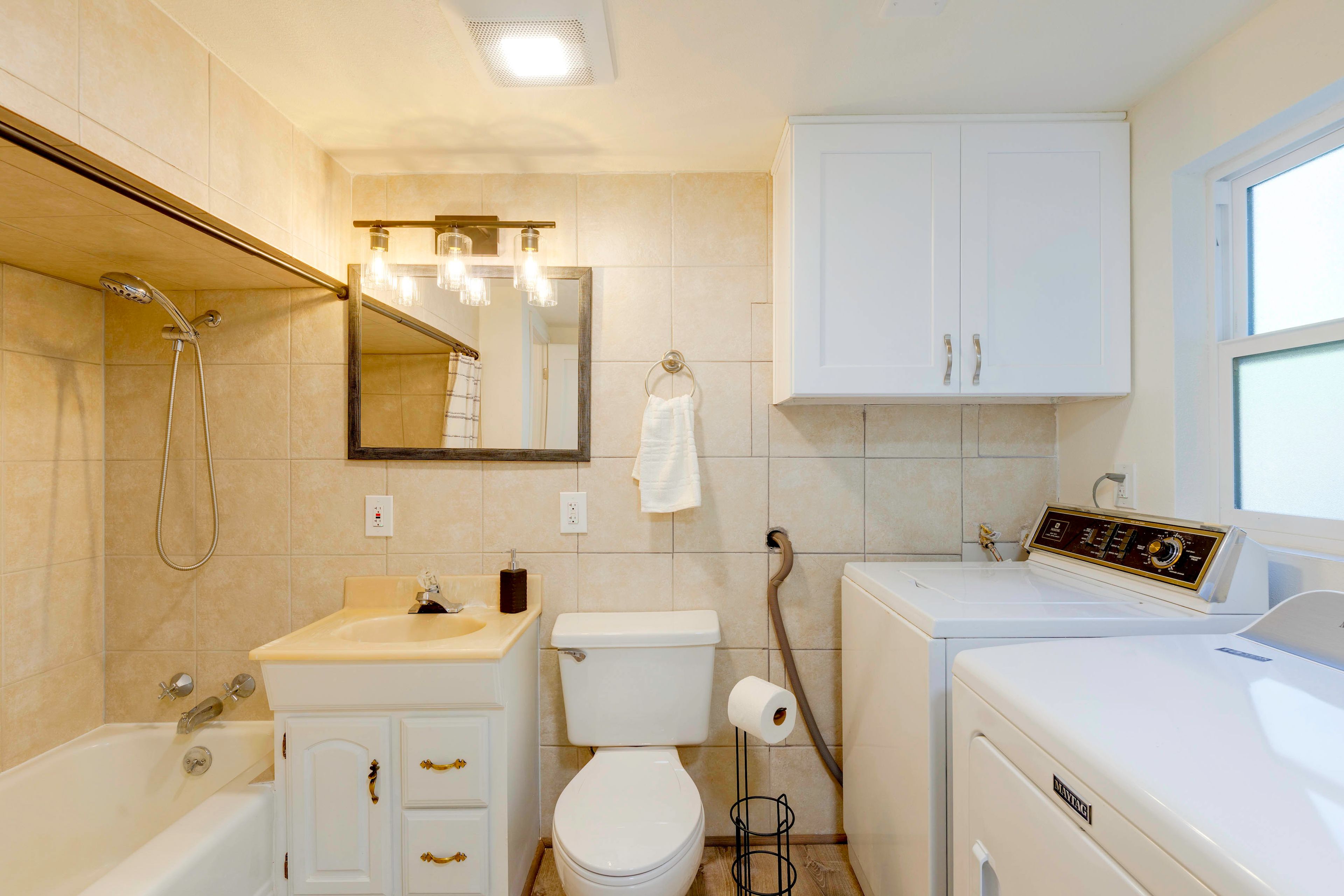Full Bathroom/Laundry Room