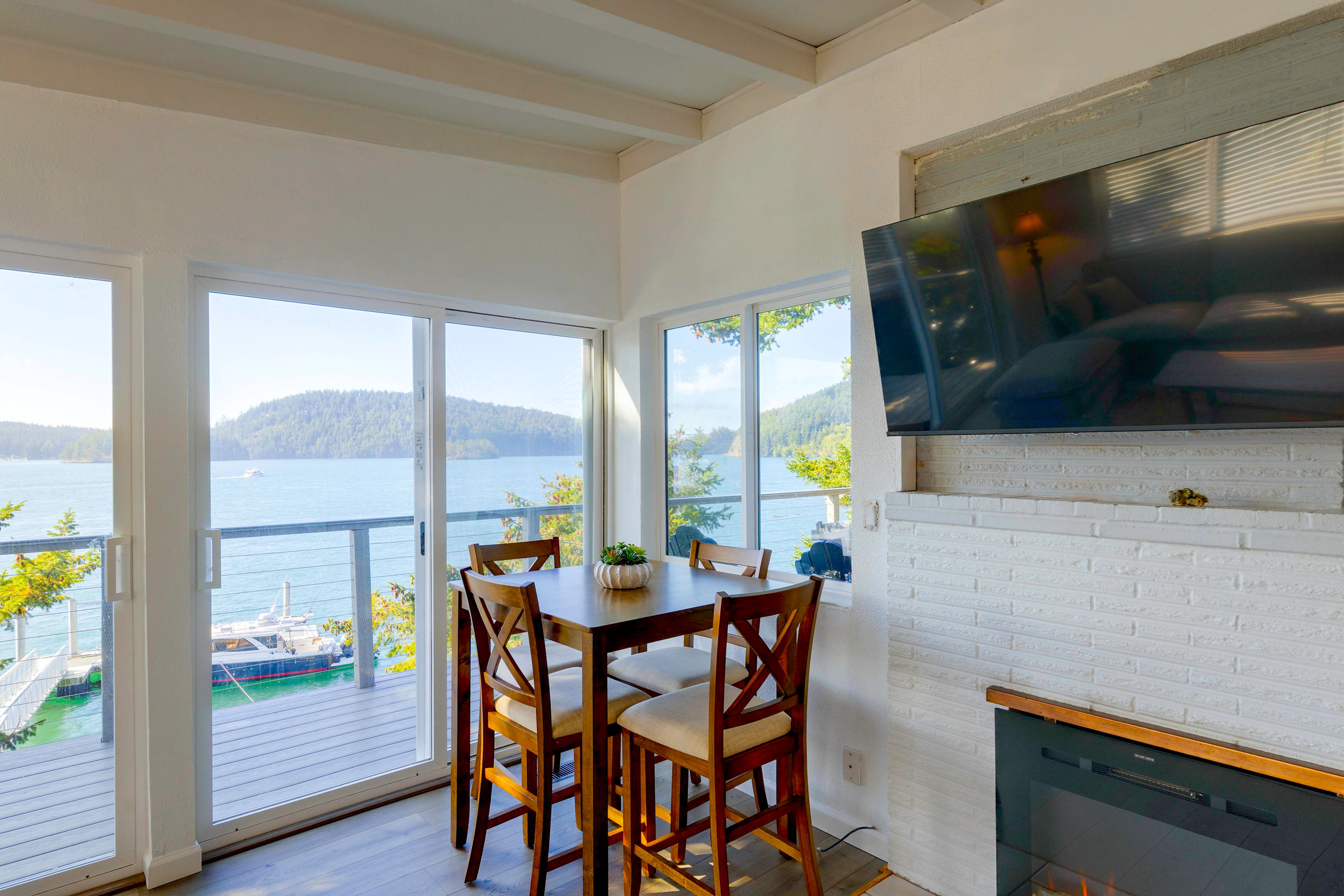 Dining Area (Please note: The gangway and floating dock are not available)