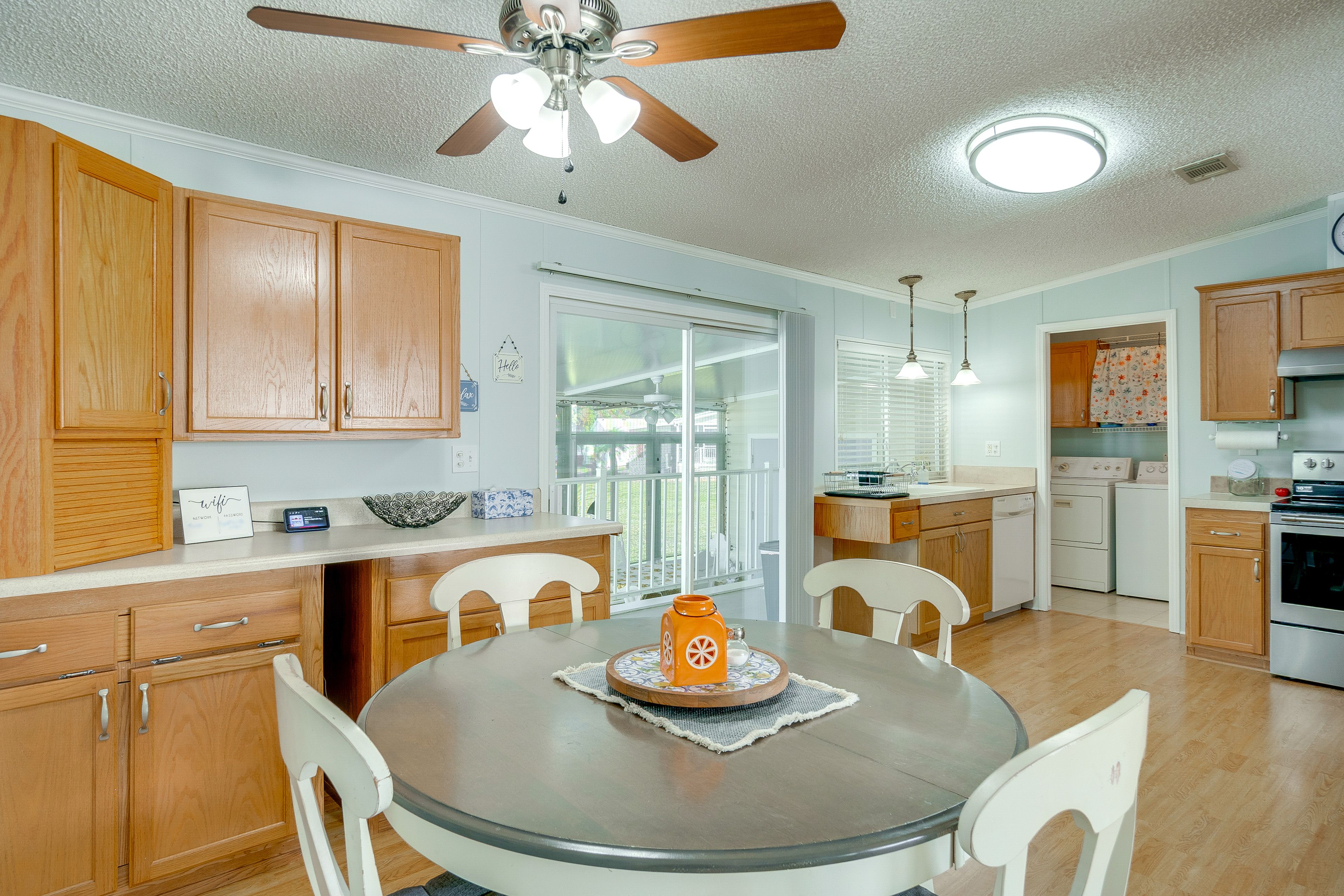 Kitchen & Dining Area