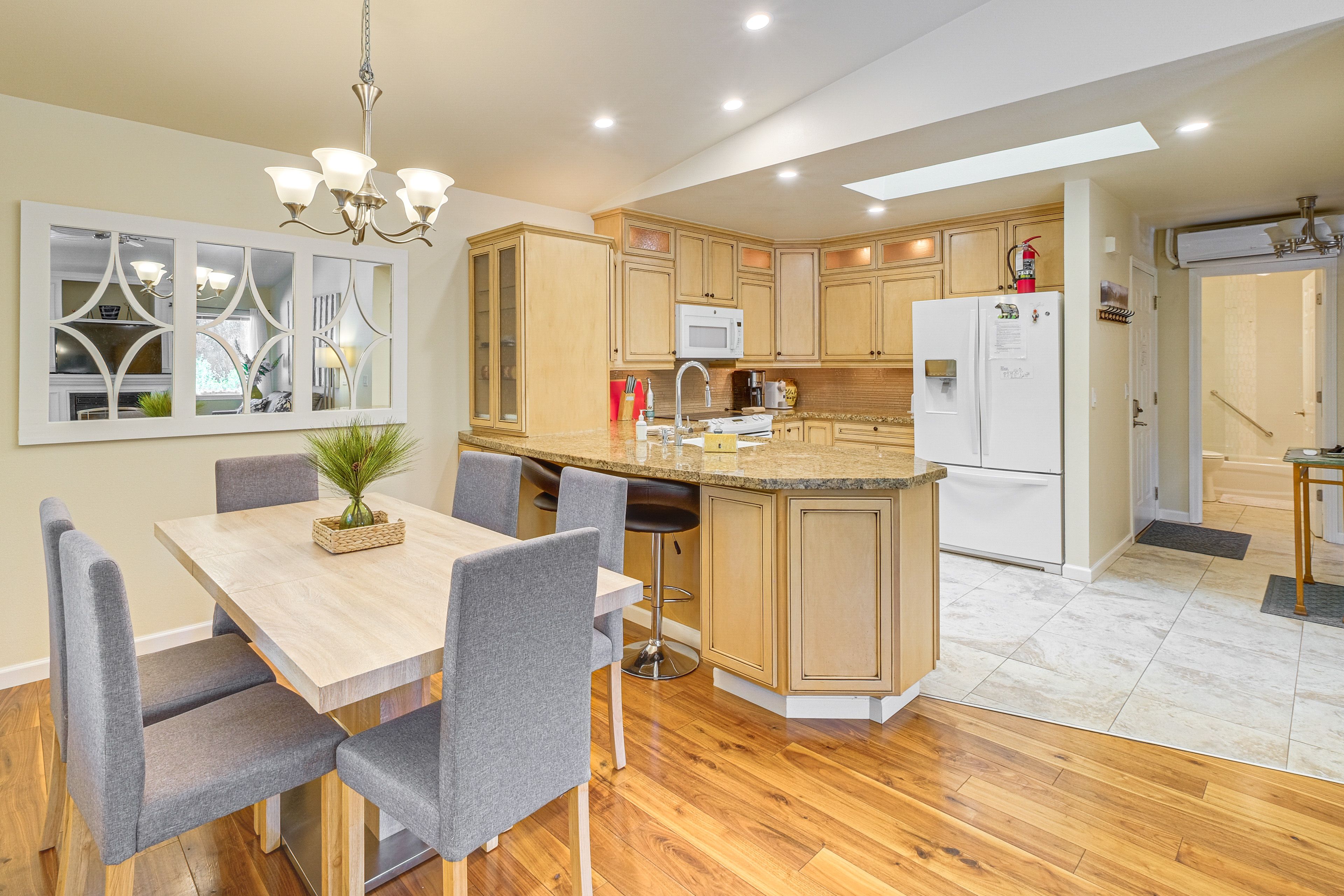 Dining Area | Dishes & Flatware Provided