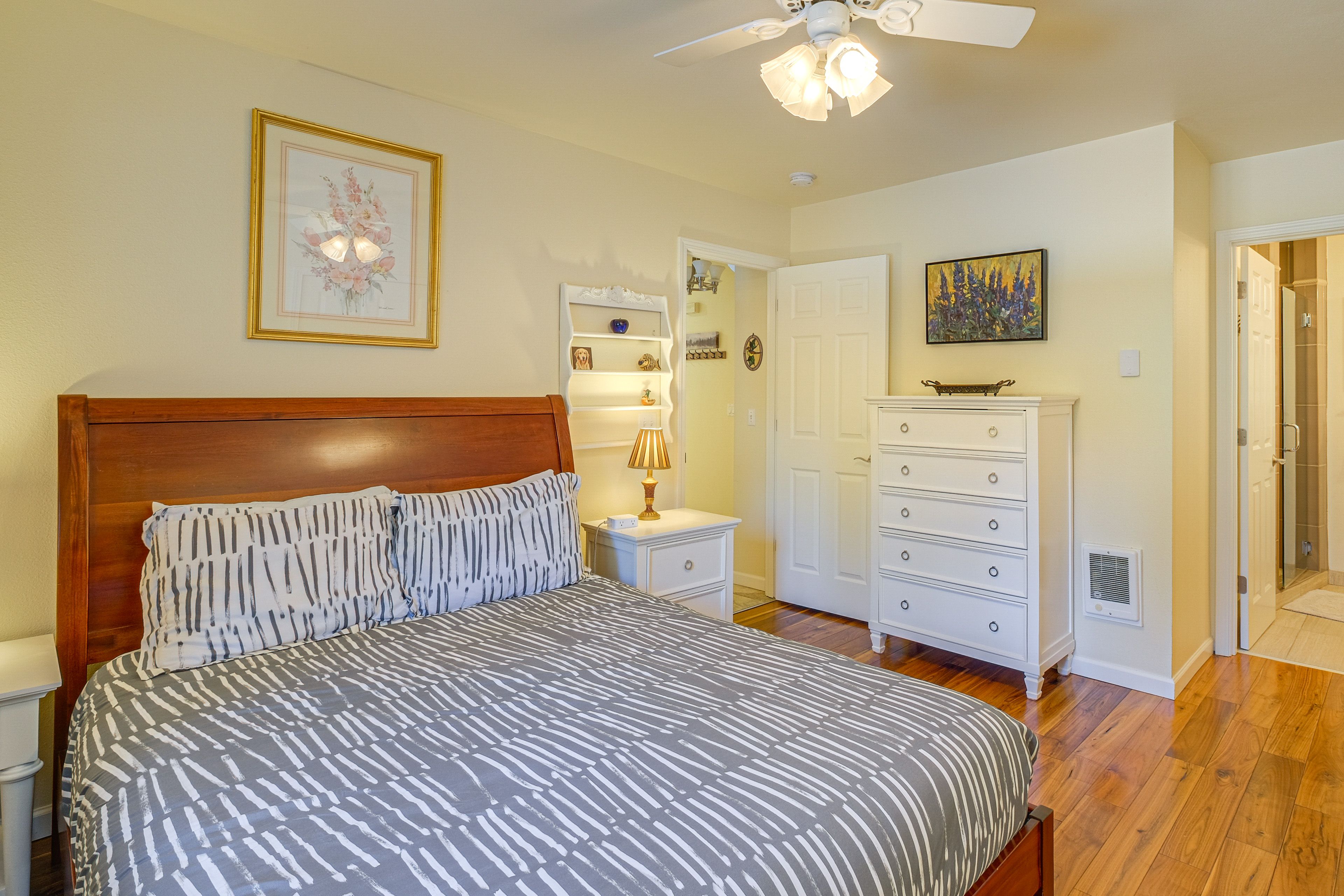 Bedroom 1 | Queen Bed | En-Suite Bathroom