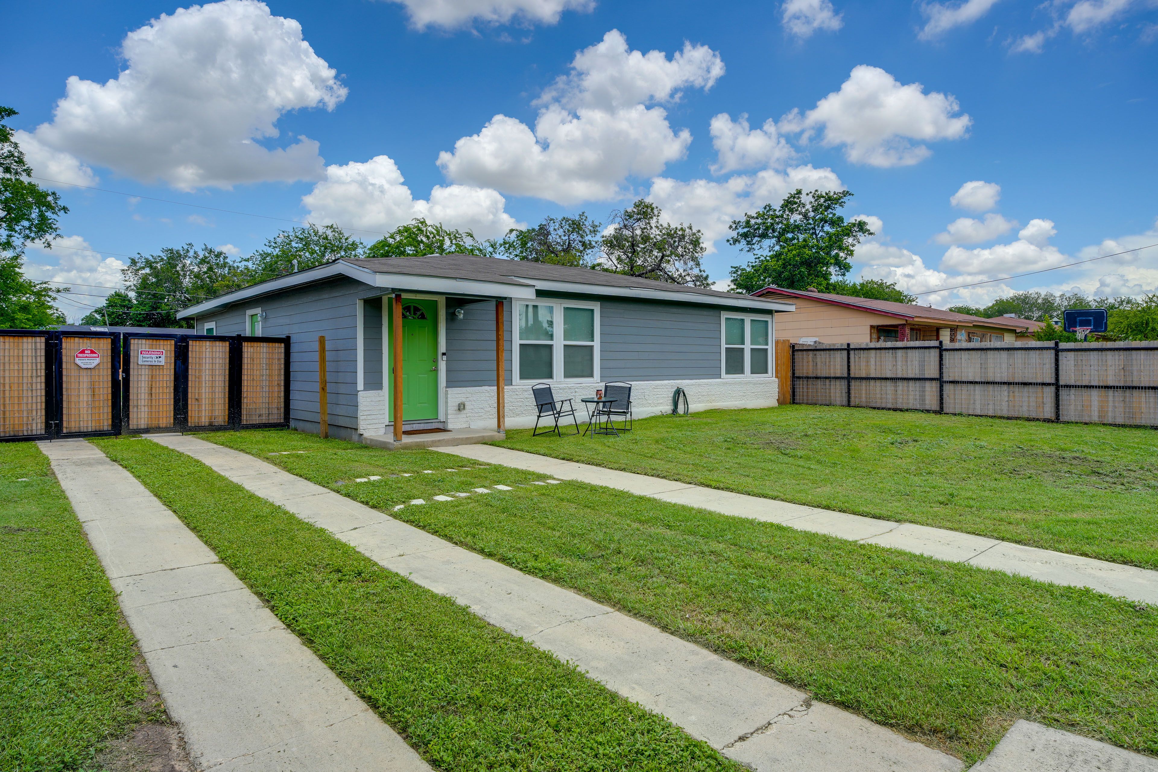 Parking | Driveway (1 Vehicle) | Trailer Parking Available