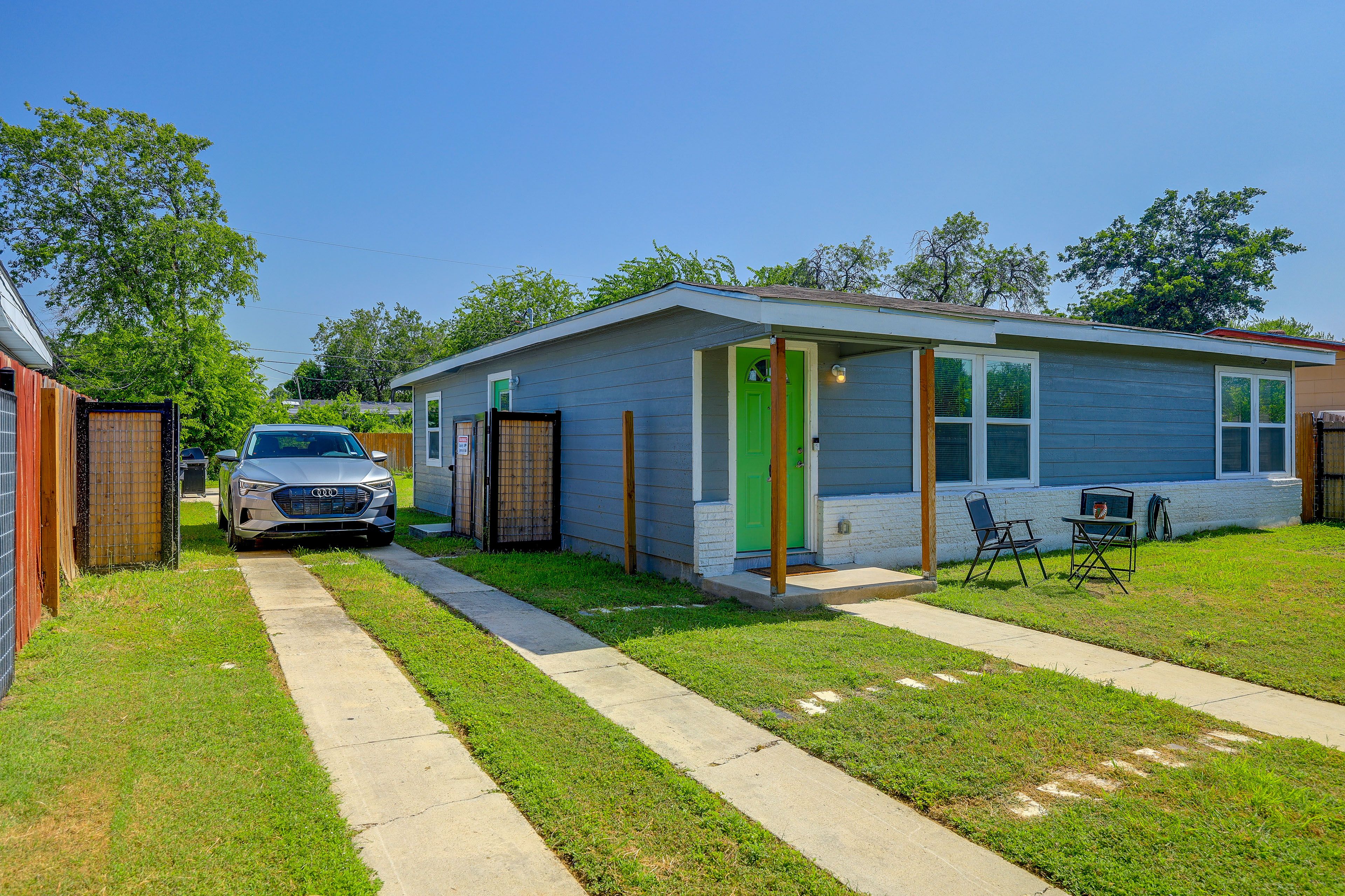 Parking | Driveway (1 Vehicle) | Trailer Parking Available