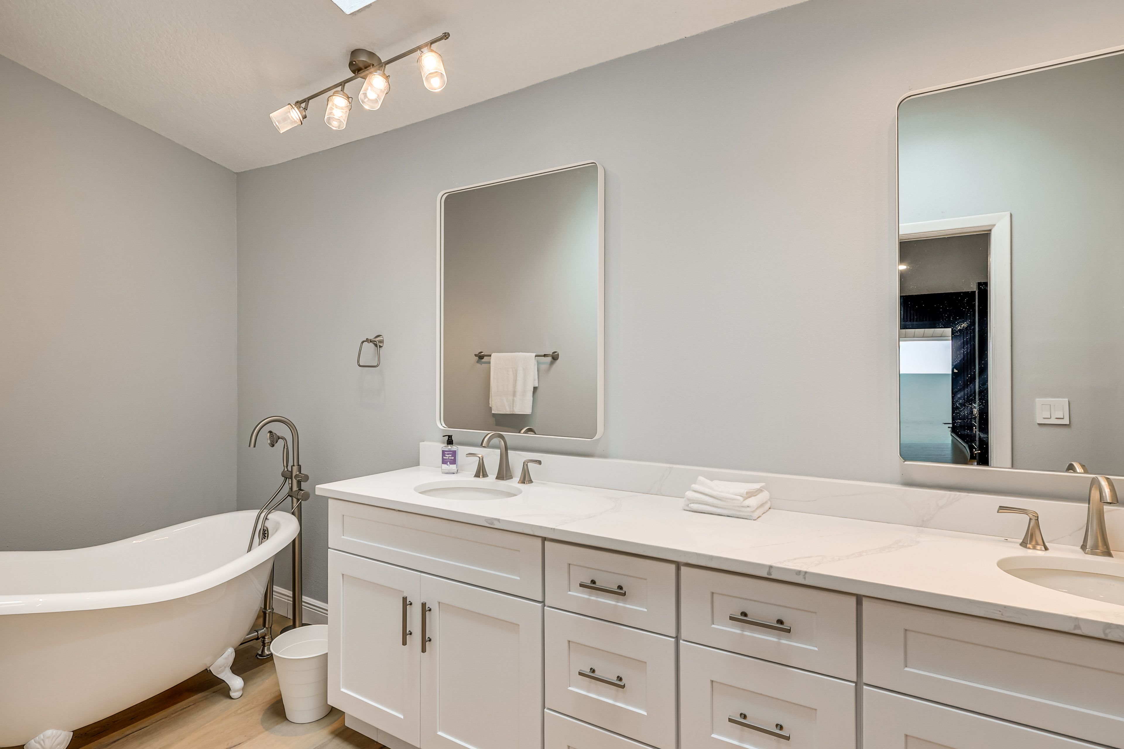 Full Bathroom | 2nd Floor
