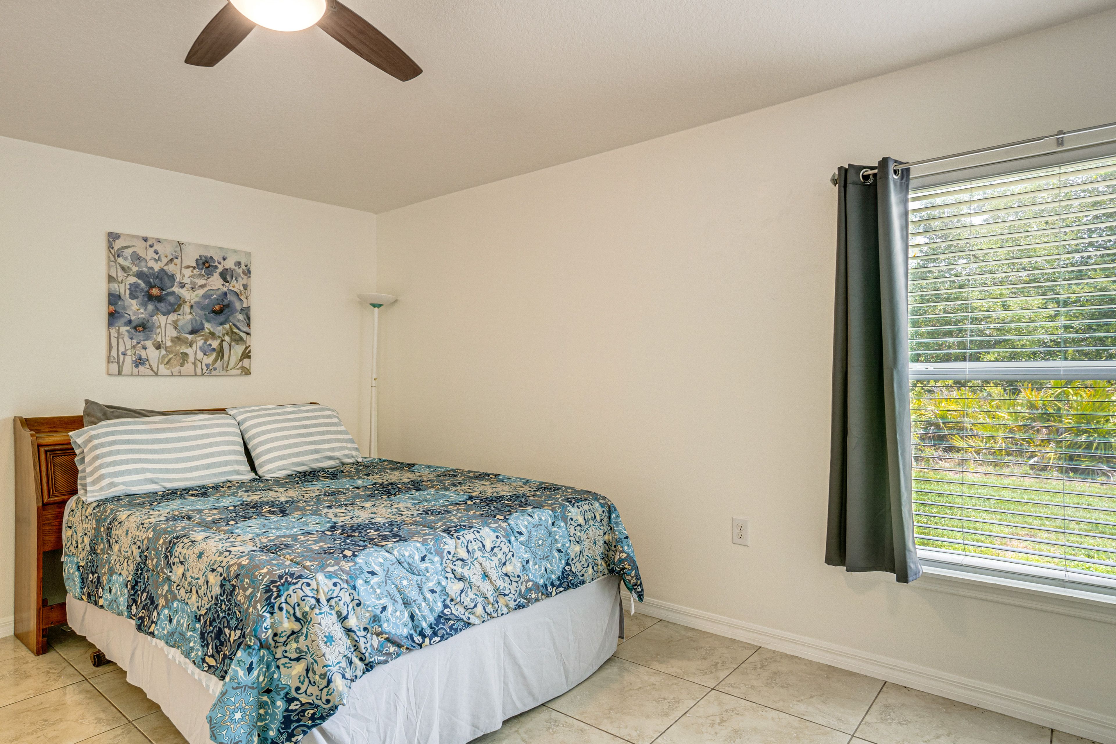 Bedroom 1 | Queen Bed