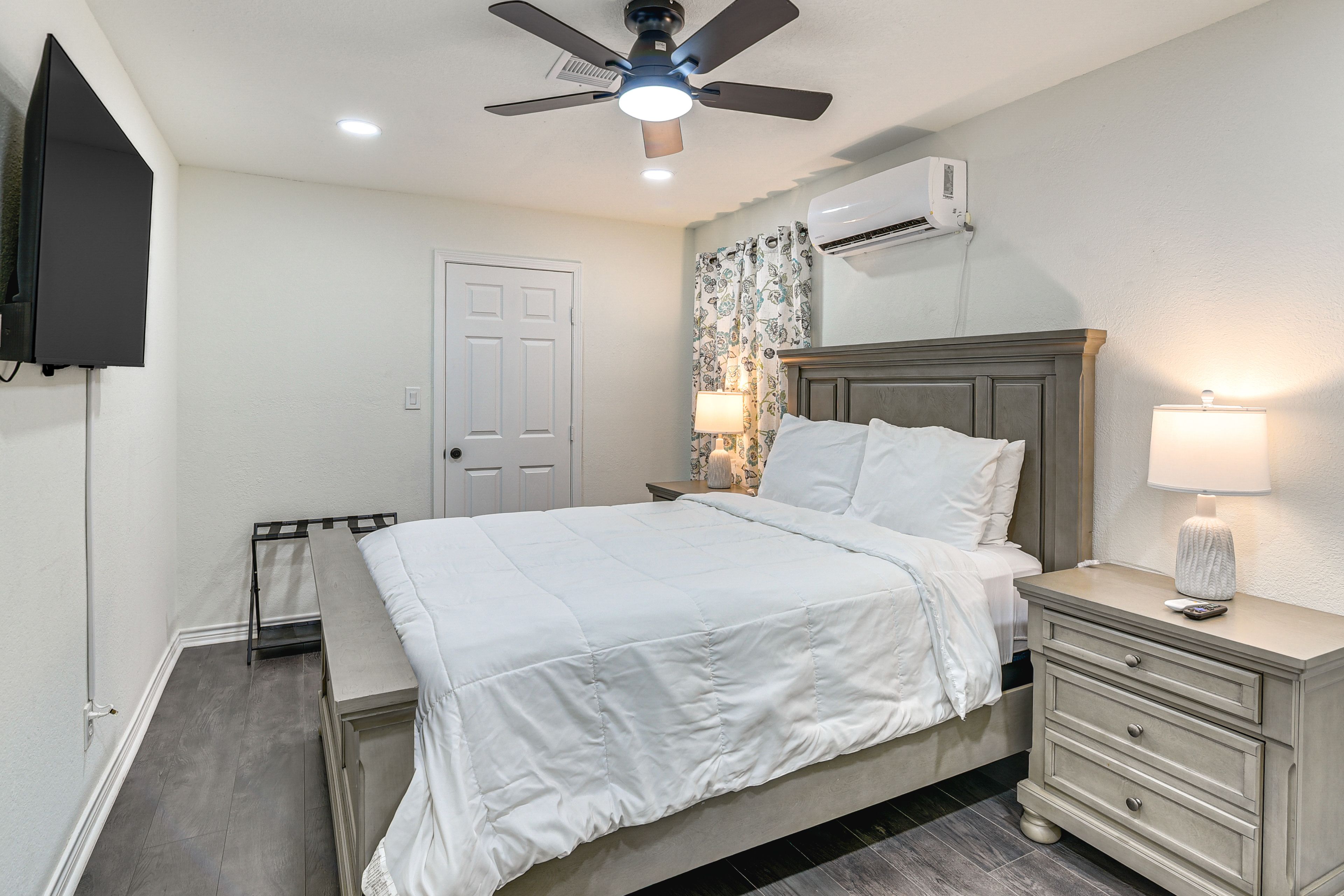 Bedroom 1 | Queen Bed | Apt Number 1