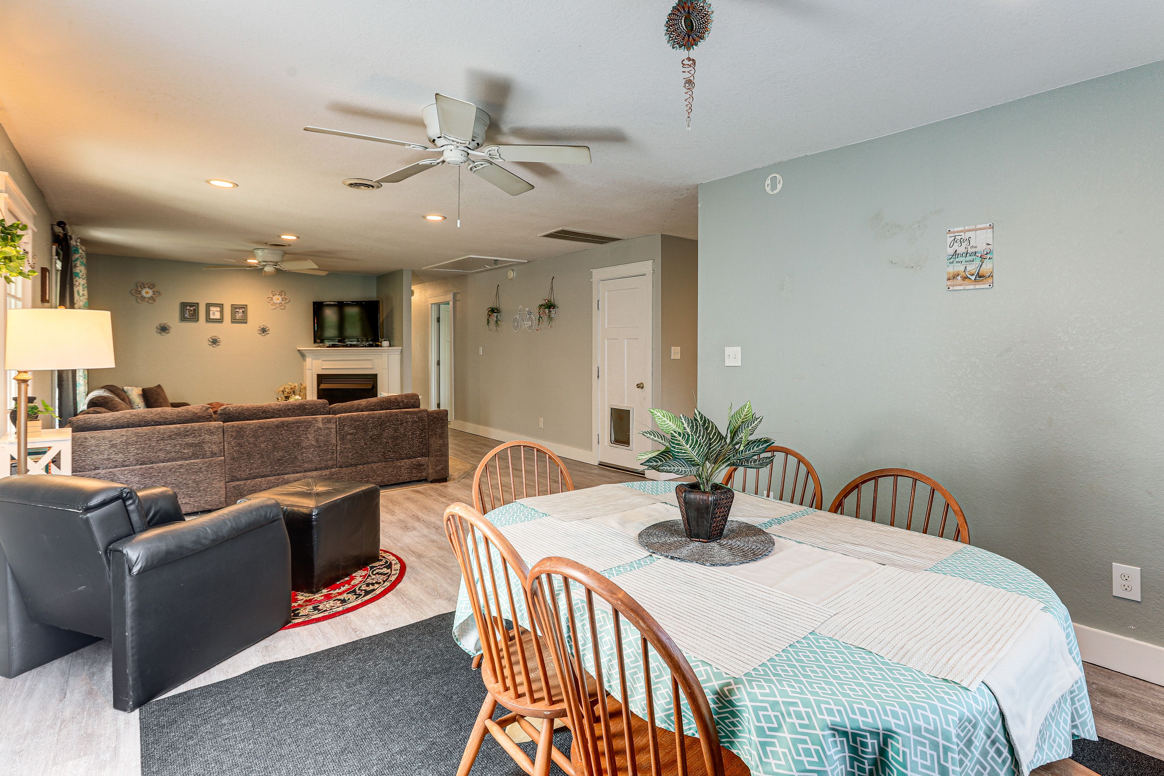 Dining Area | Dishware/Flatware Provided