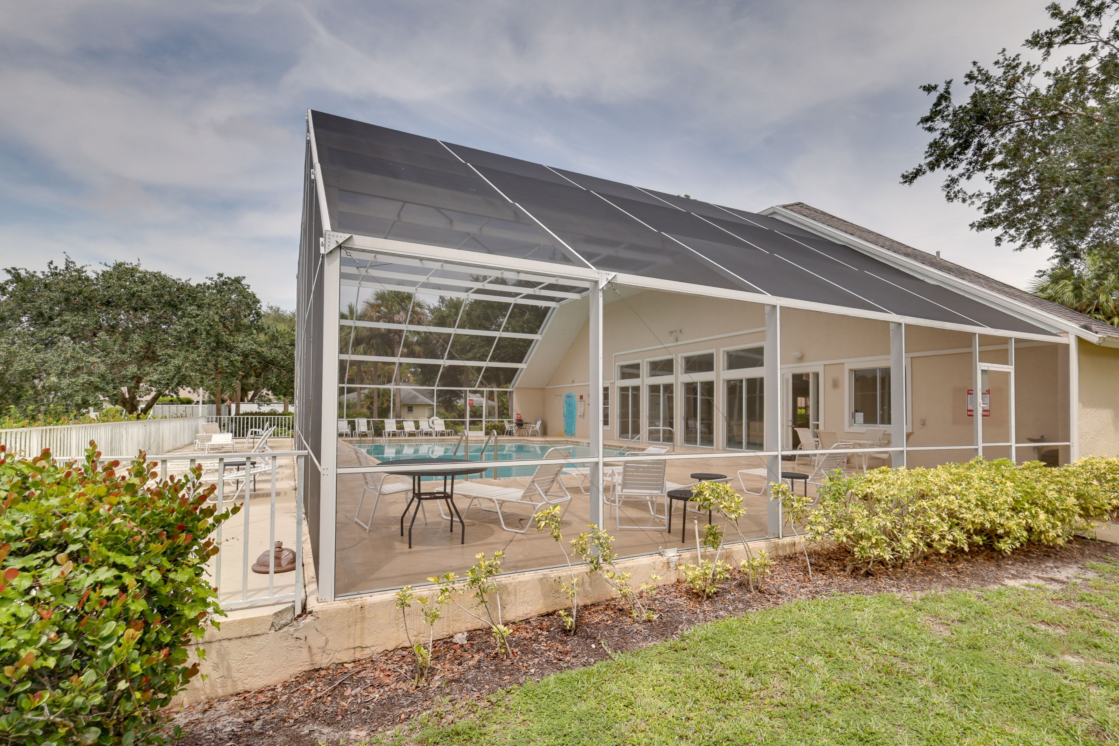 Colony at Morton Grove | Community Pool