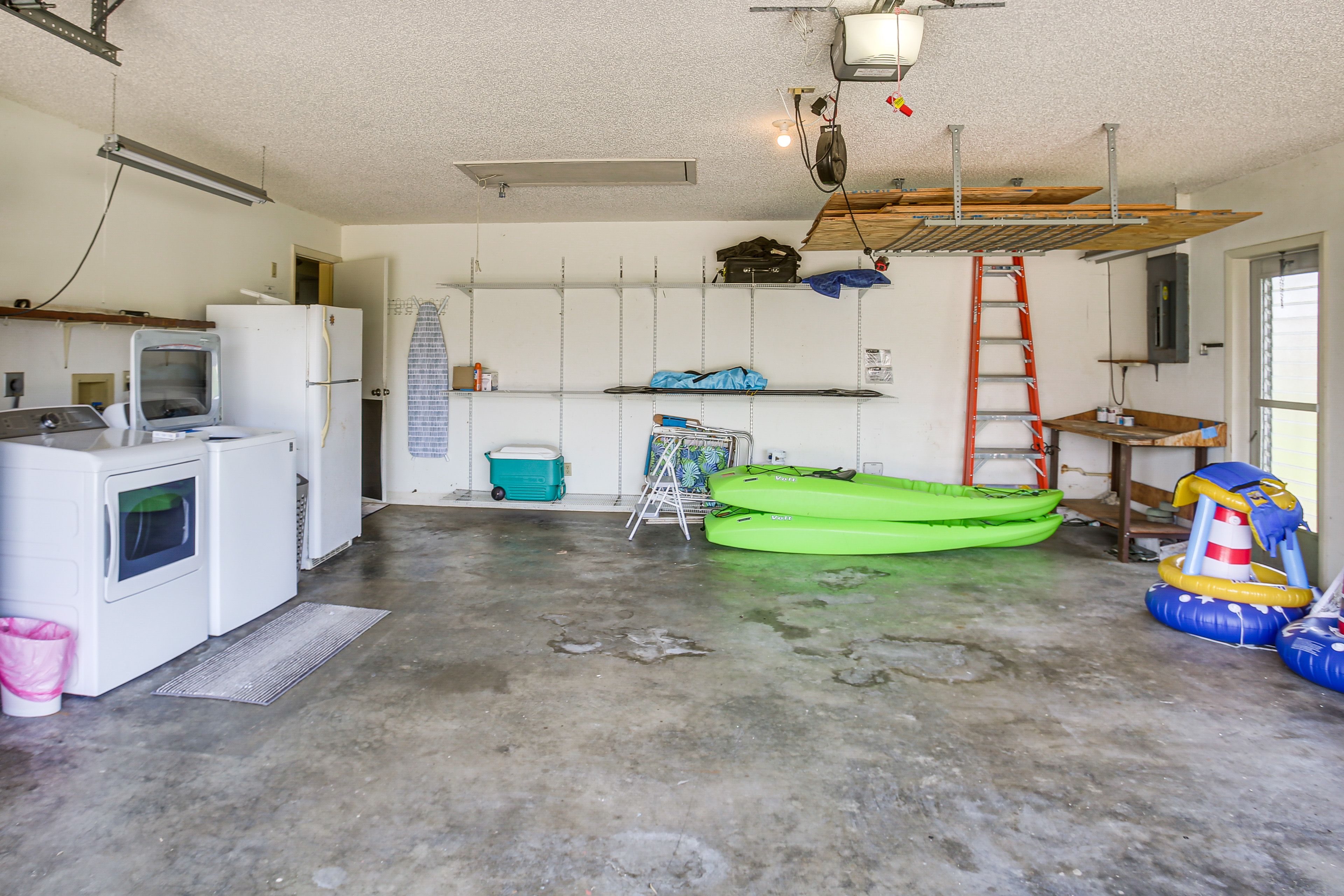 Garage | Washer & Dryer | Kayaks | Bikes