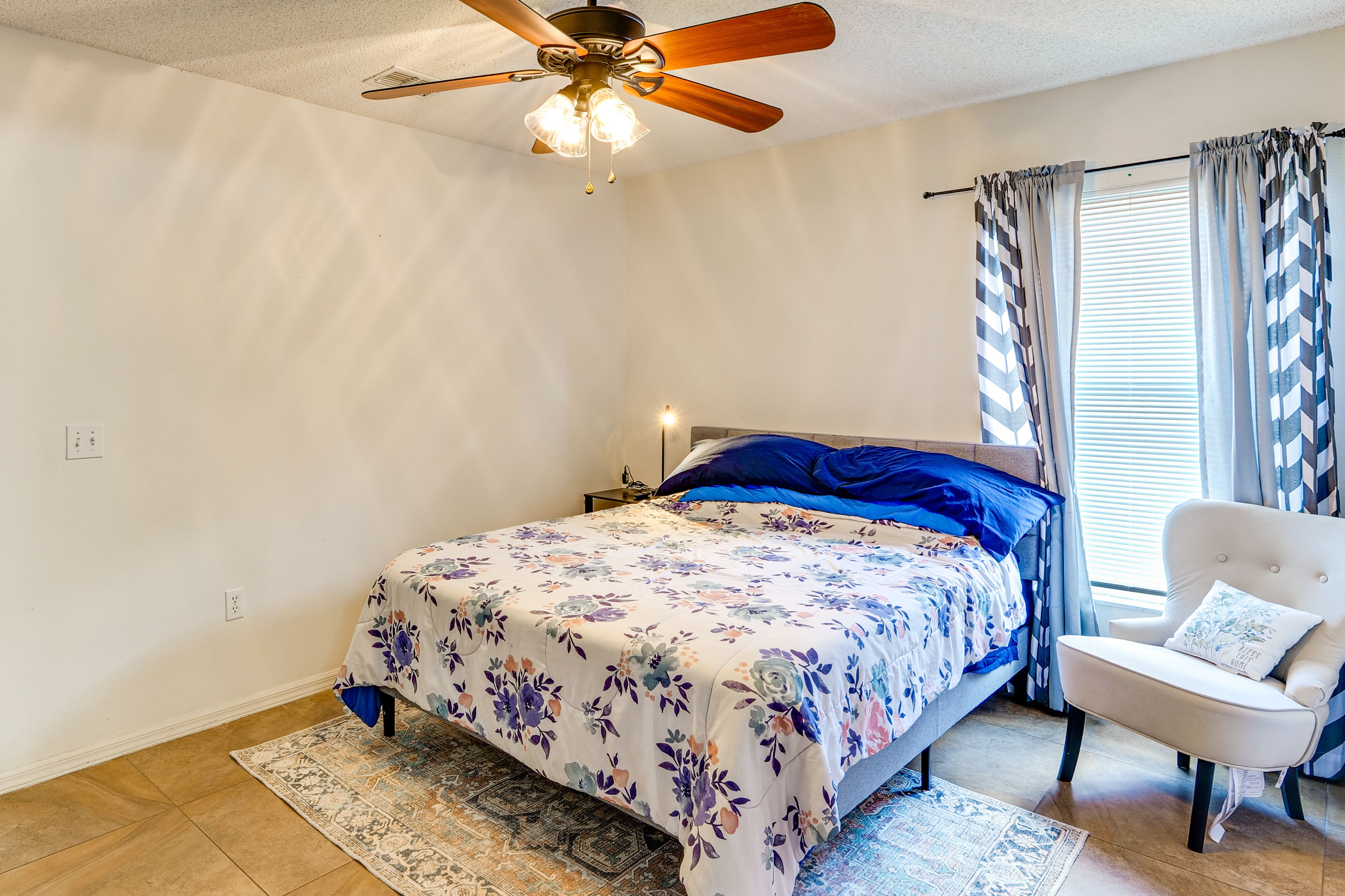 Bedroom 1 | Queen Bed