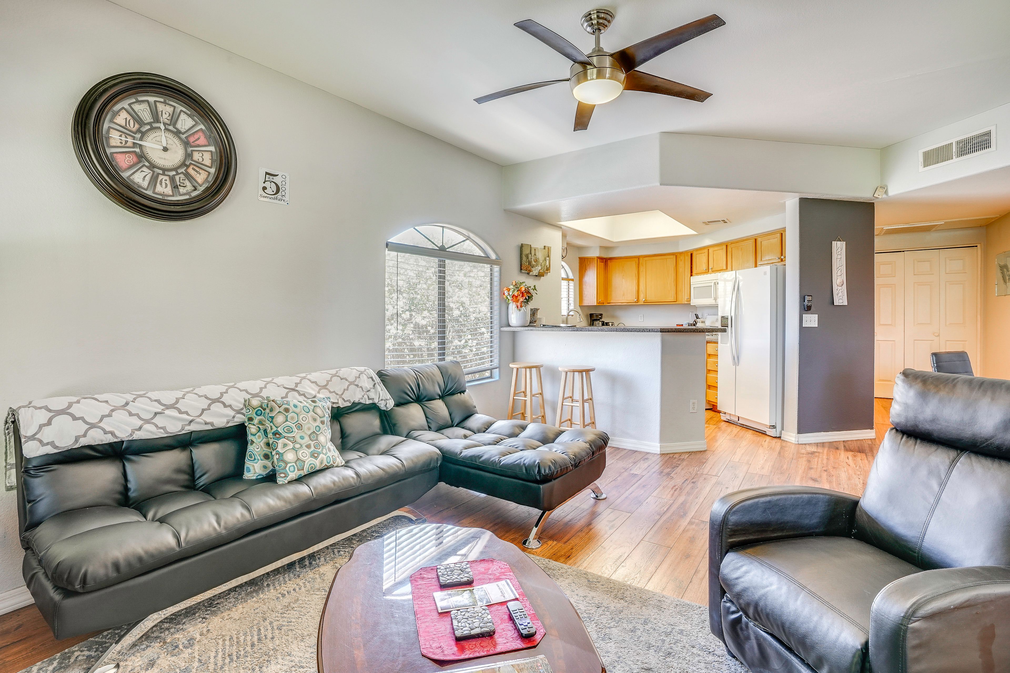 Living Room | Full Futon | Smart TV | Workspace