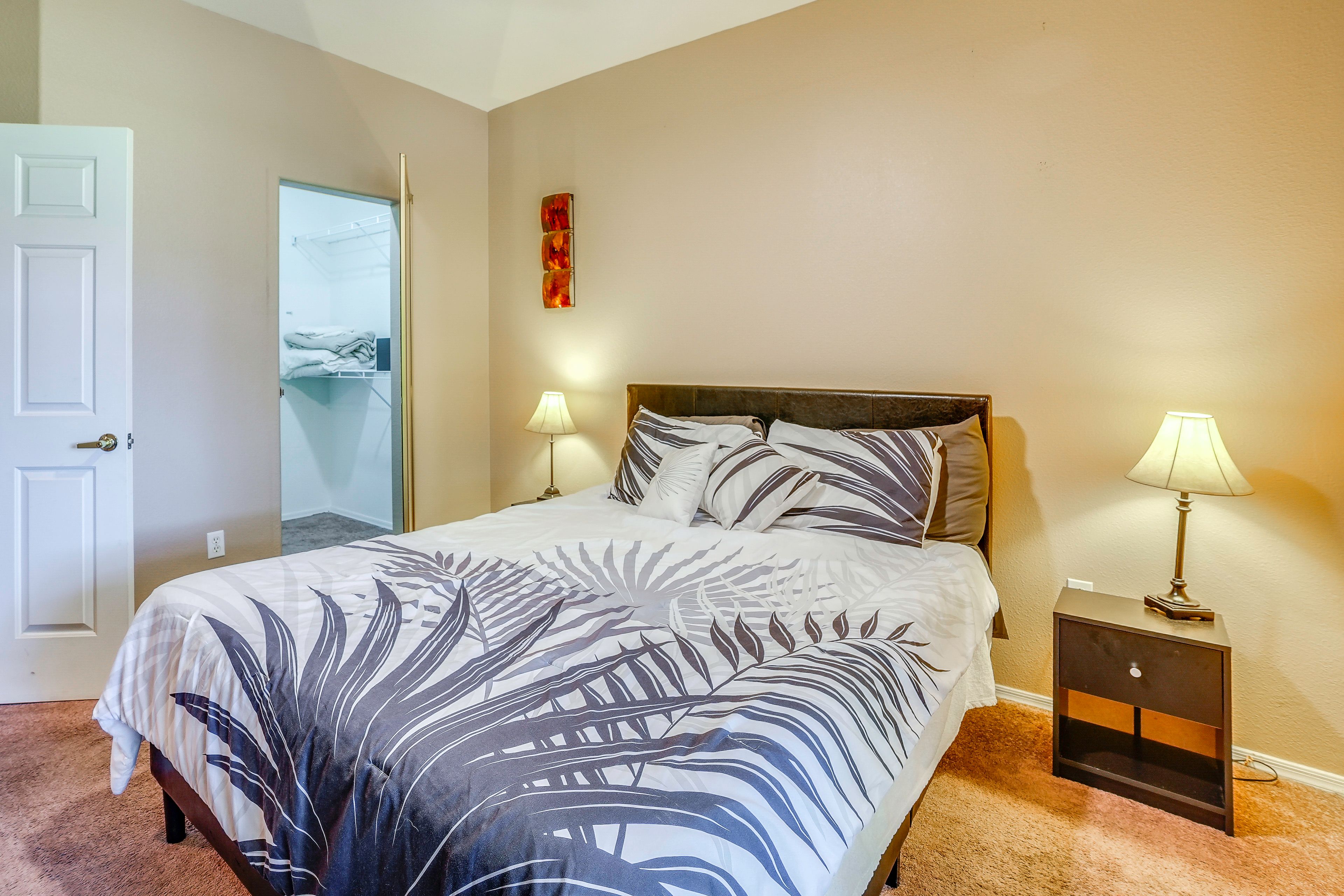 Bedroom | Queen Bed | Smart TV