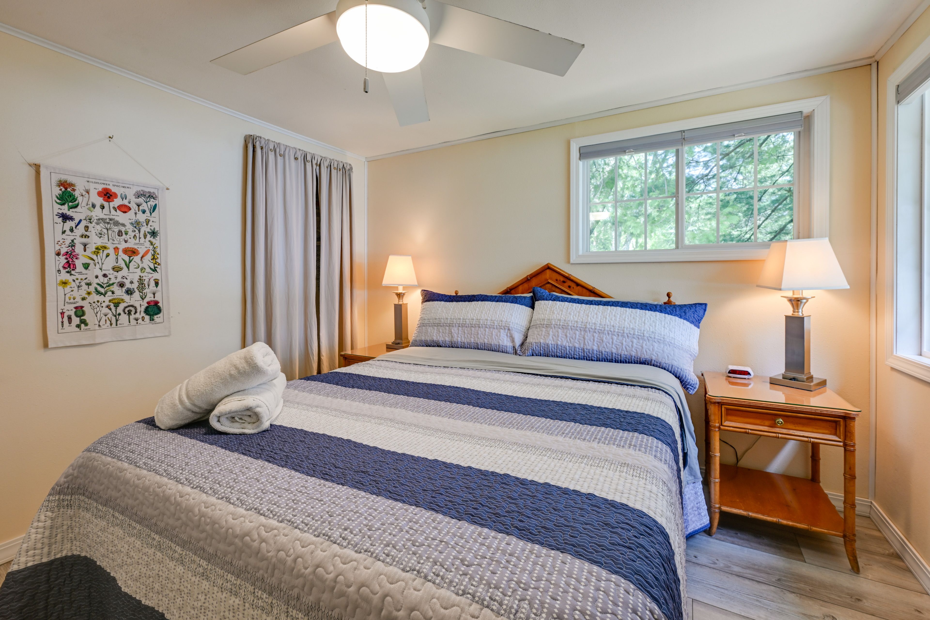Bedroom 1 | Queen Bed