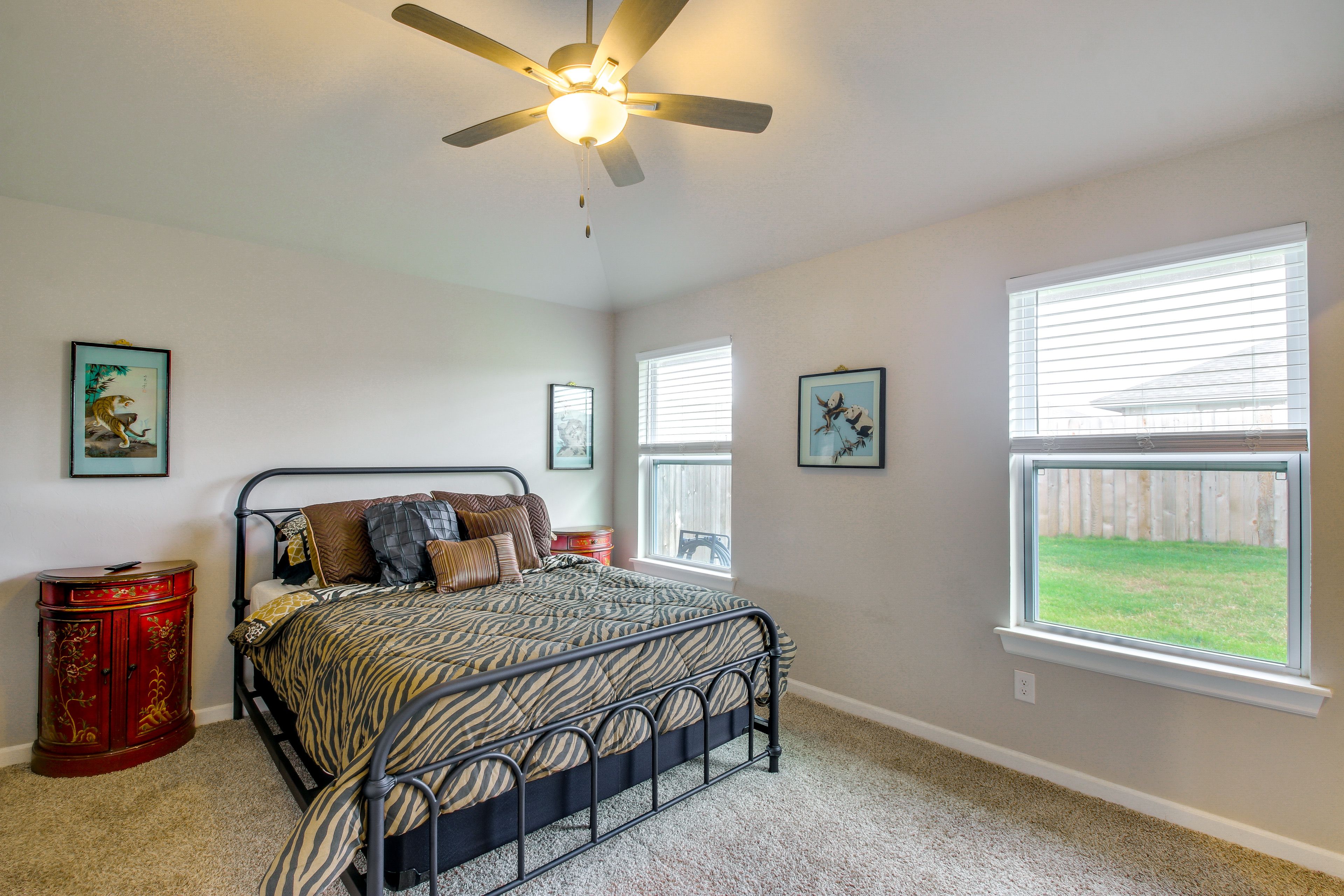 Bedroom 1 | Queen Bed