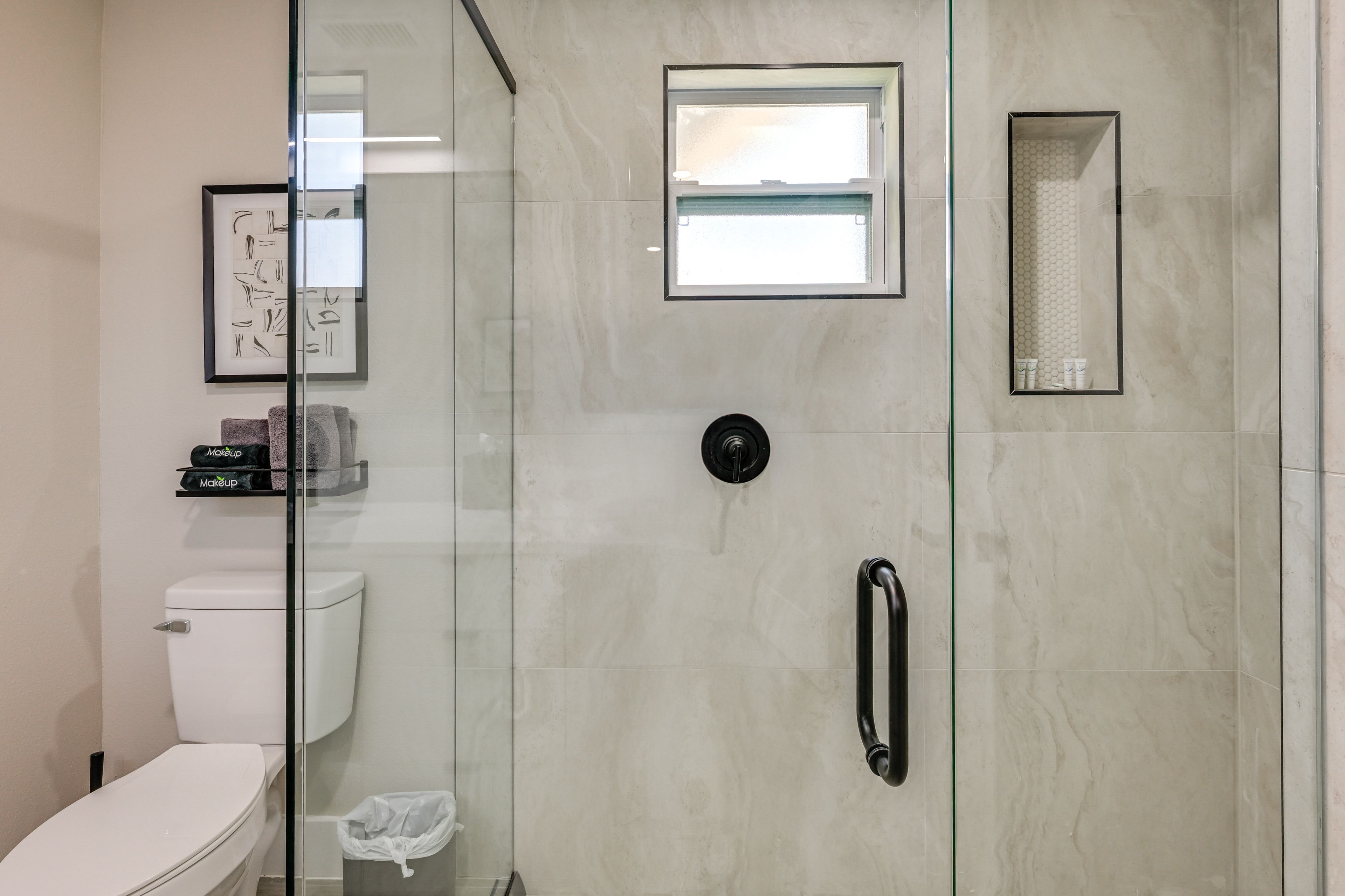 Full Bathroom (Main Home) | Towels & Linens Provided