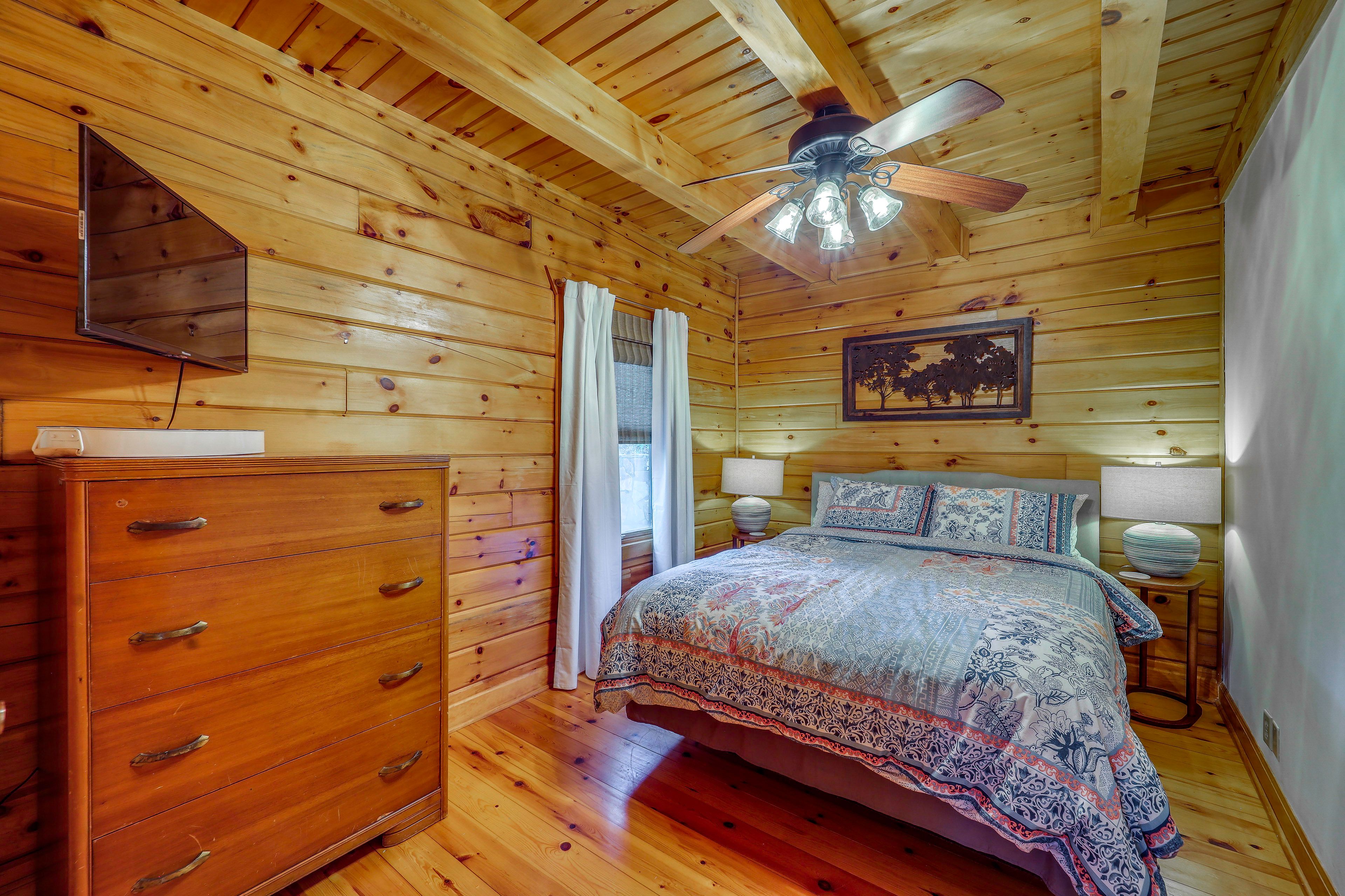 Bedroom 1 | Queen Bed | 1st Floor
