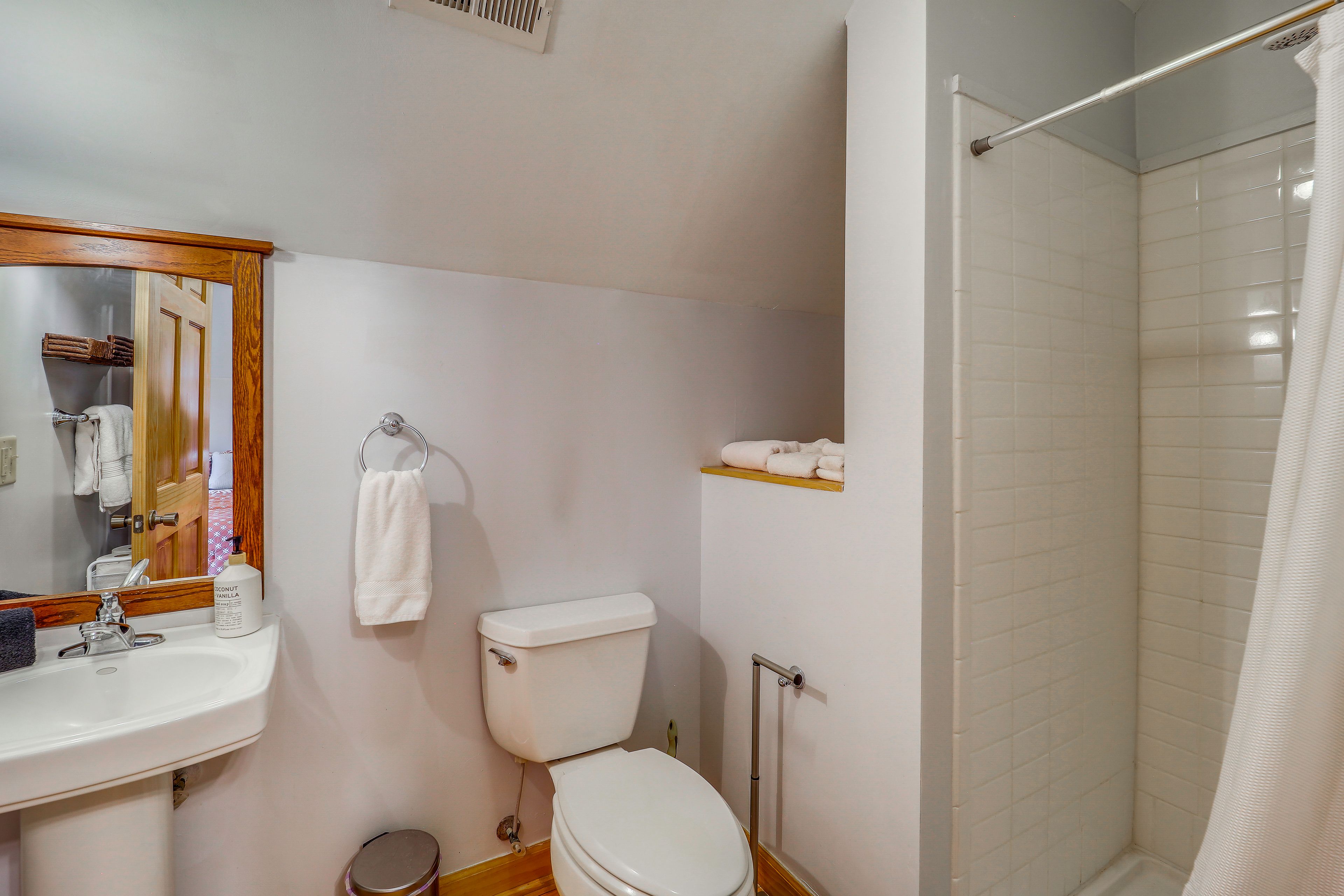 Full Bathroom | 2nd Floor