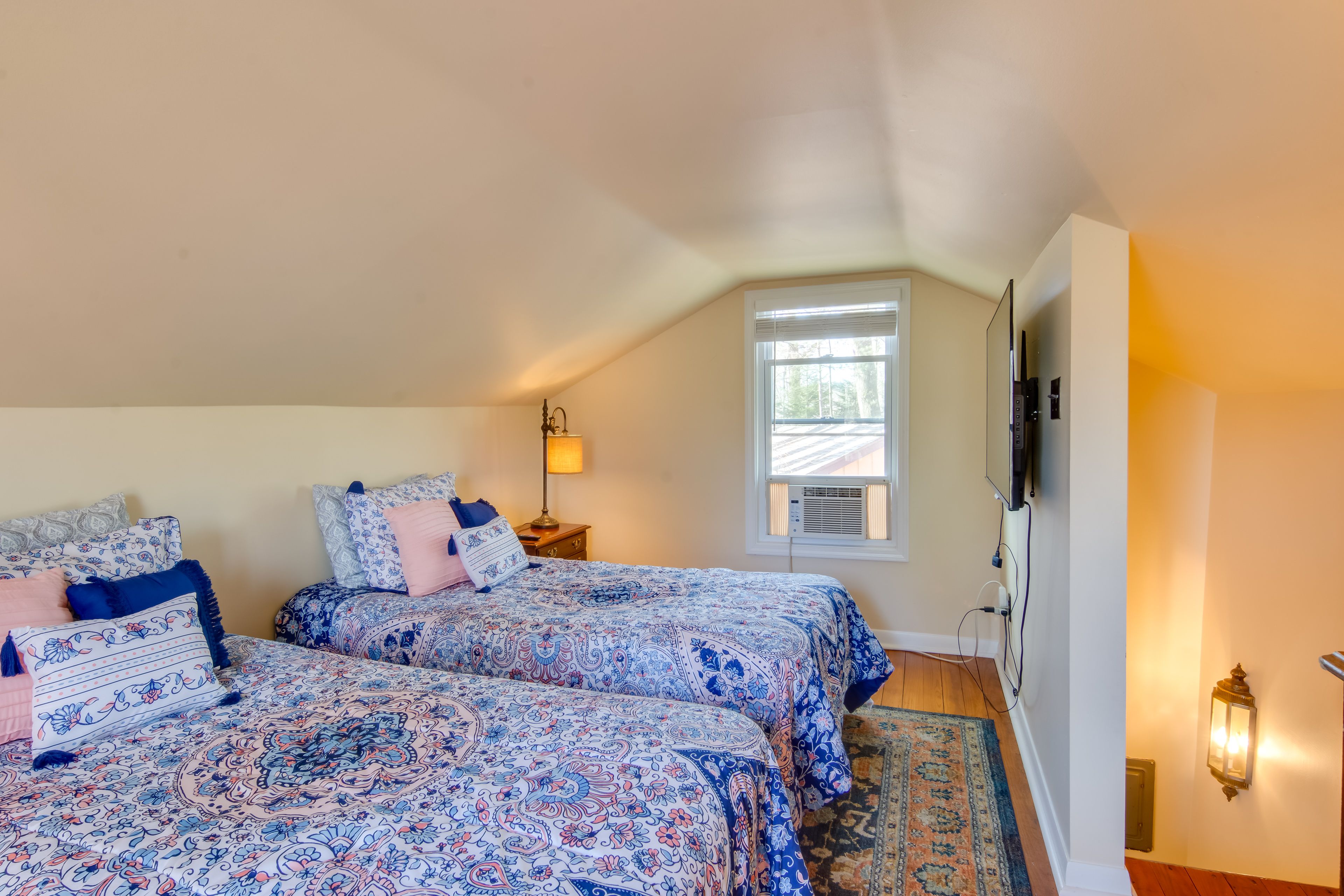 Cottage B | Bedroom 5 | 2 Twin Beds (Convertible to King Bed) | 2nd Floor