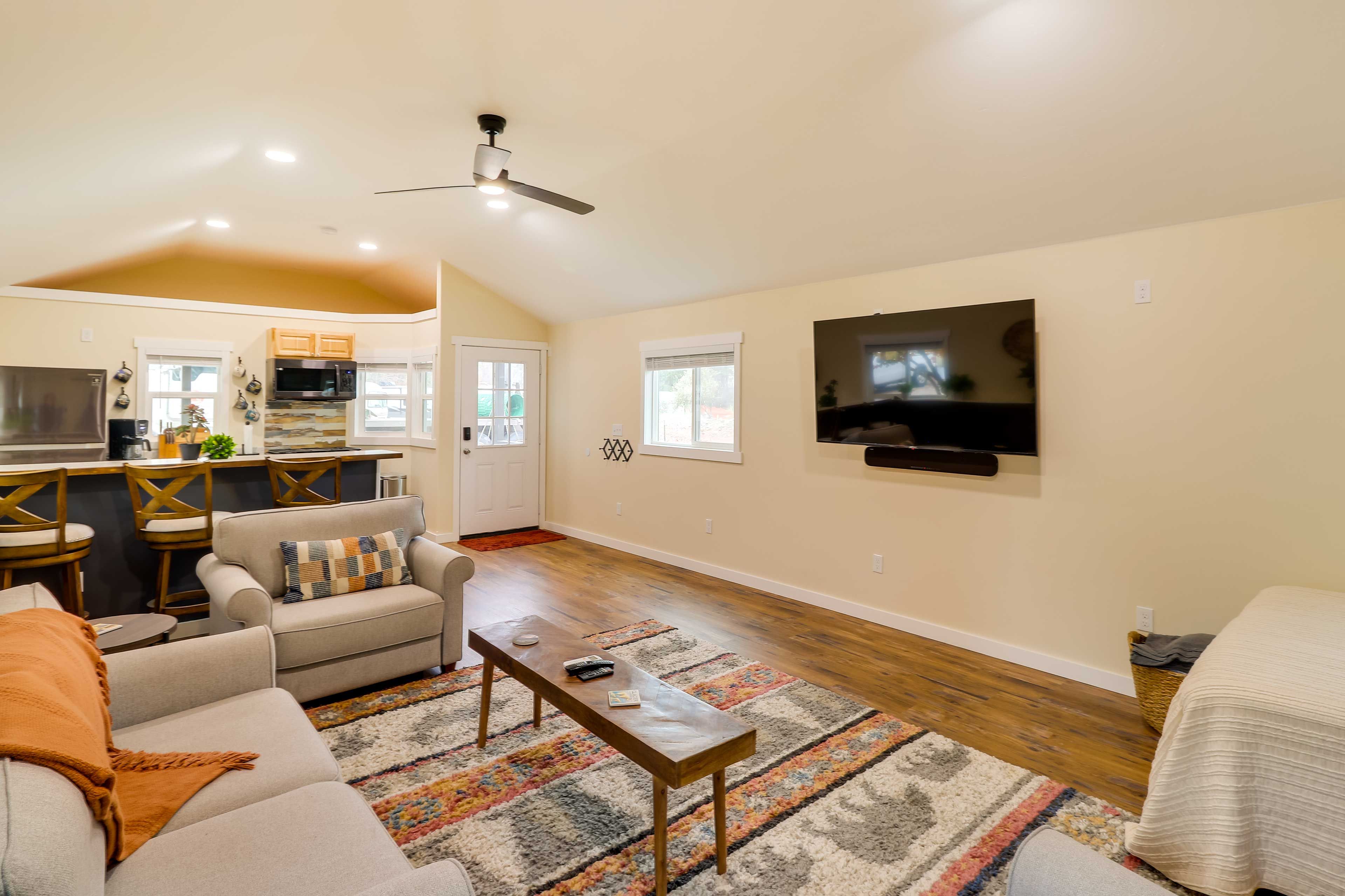 Cabin 4 | Studio | Queen Bed | Queen Sleeper Sofa | 2 Twin Sleeper Sofas