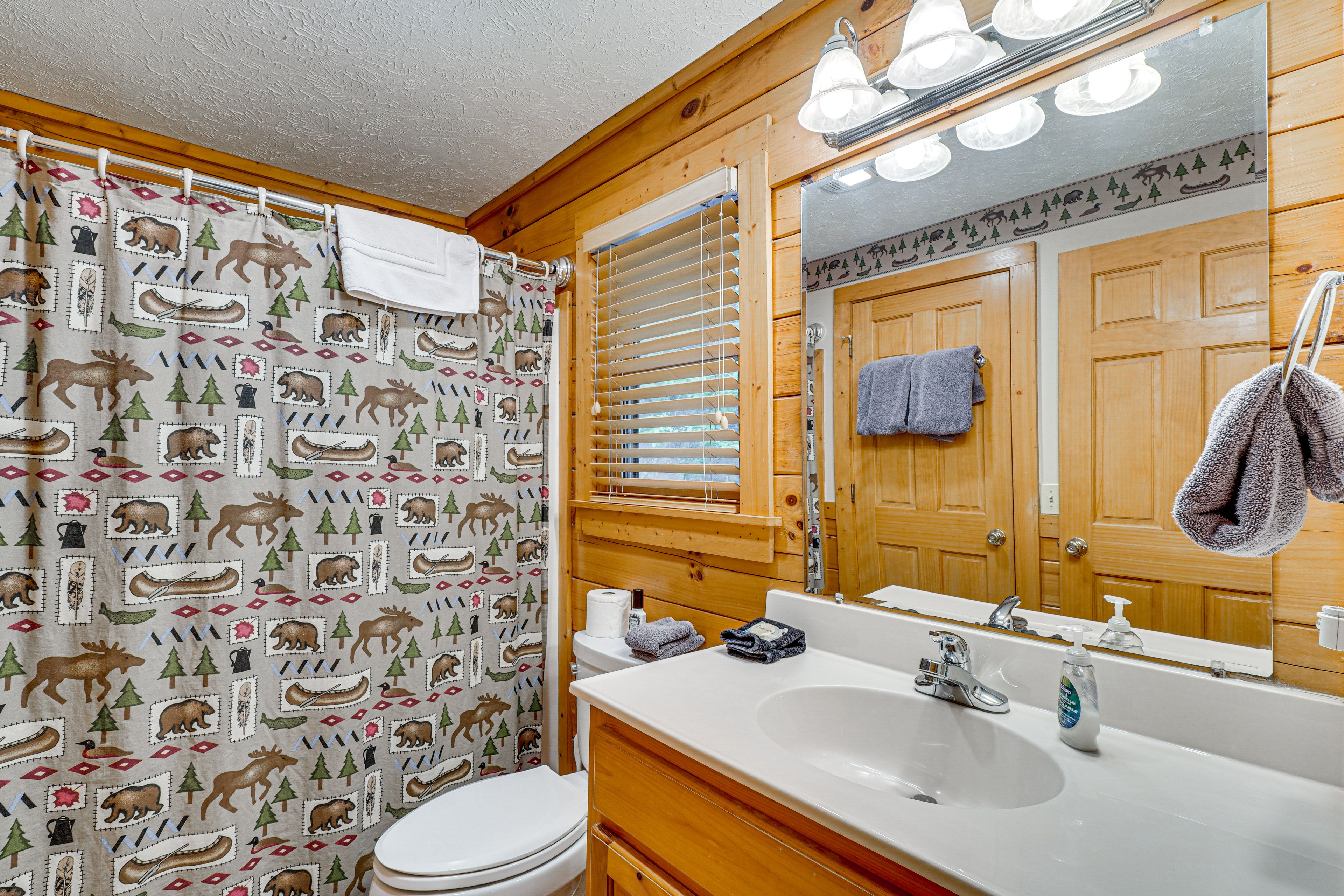 Full Bathroom | Main Level