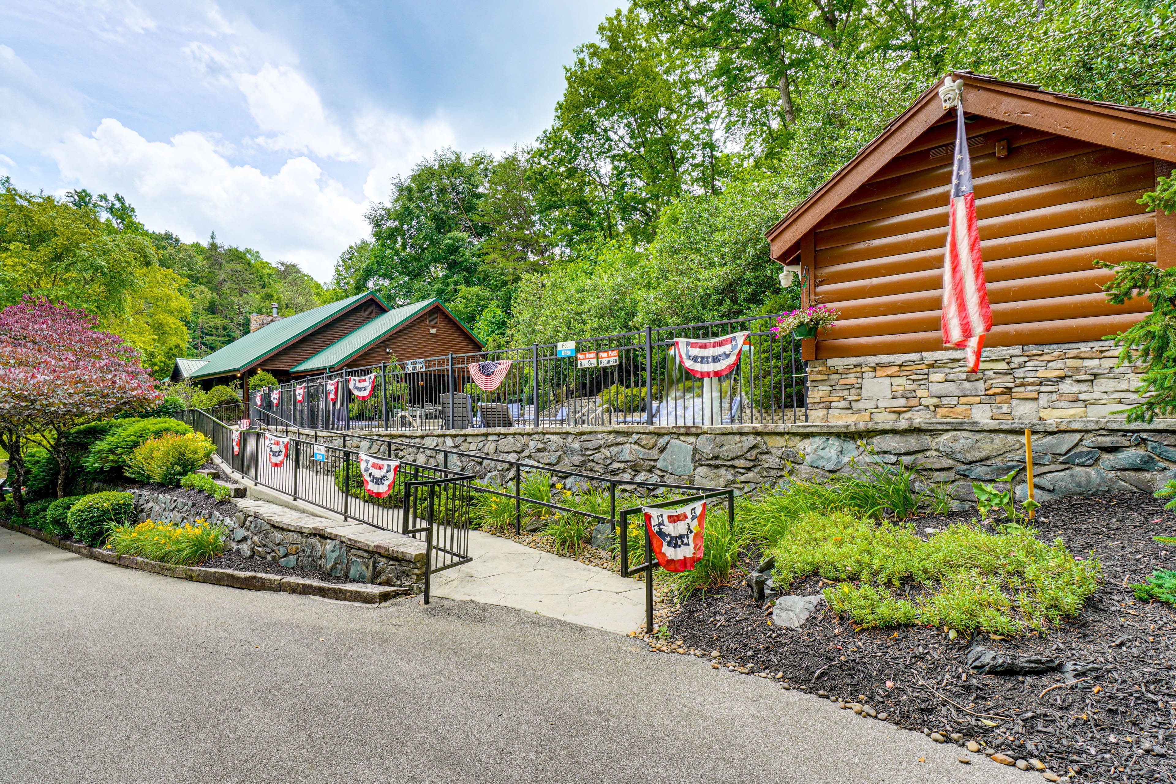 Black Bear Falls | Community Pool