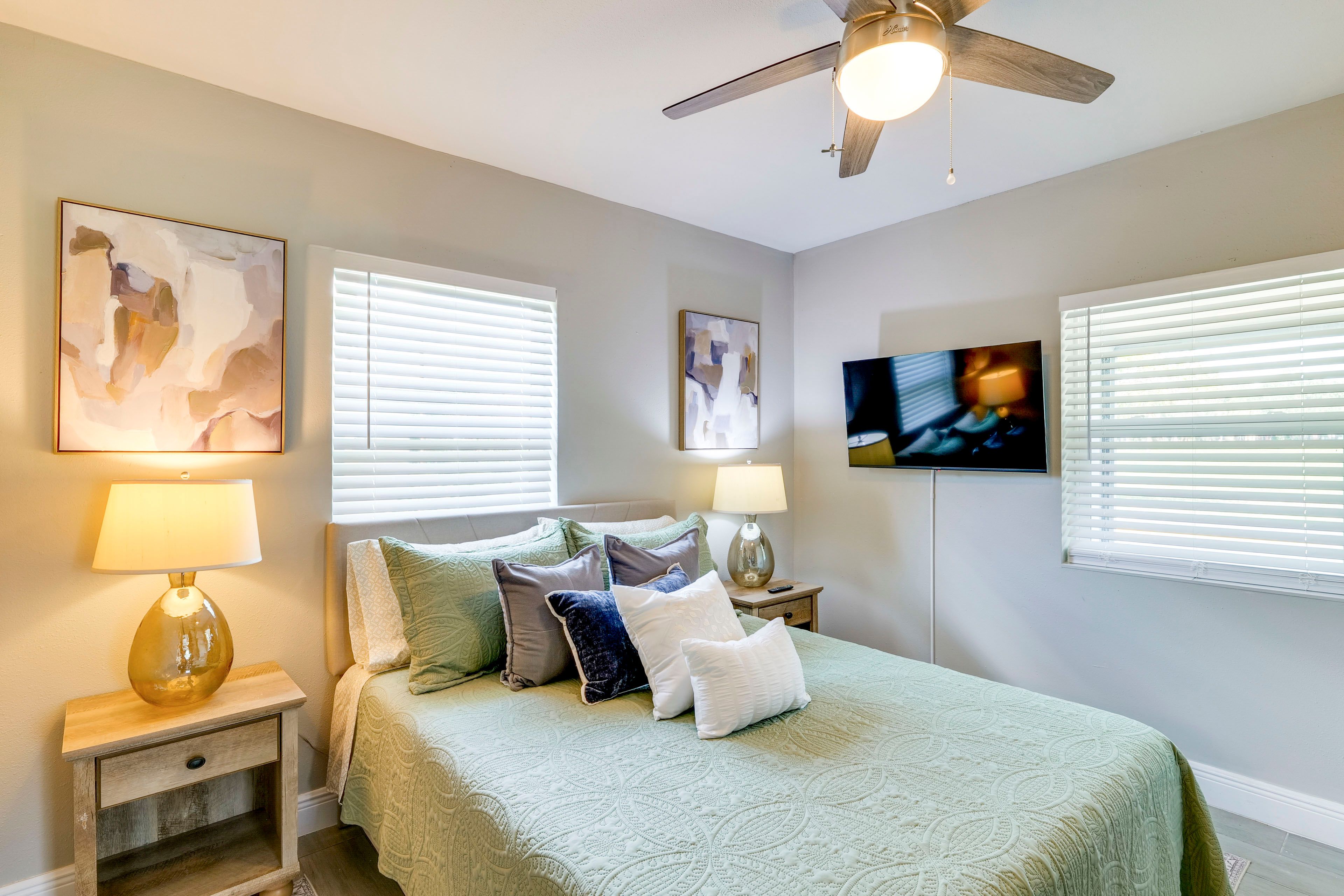 Bedroom 1 | Queen Bed
