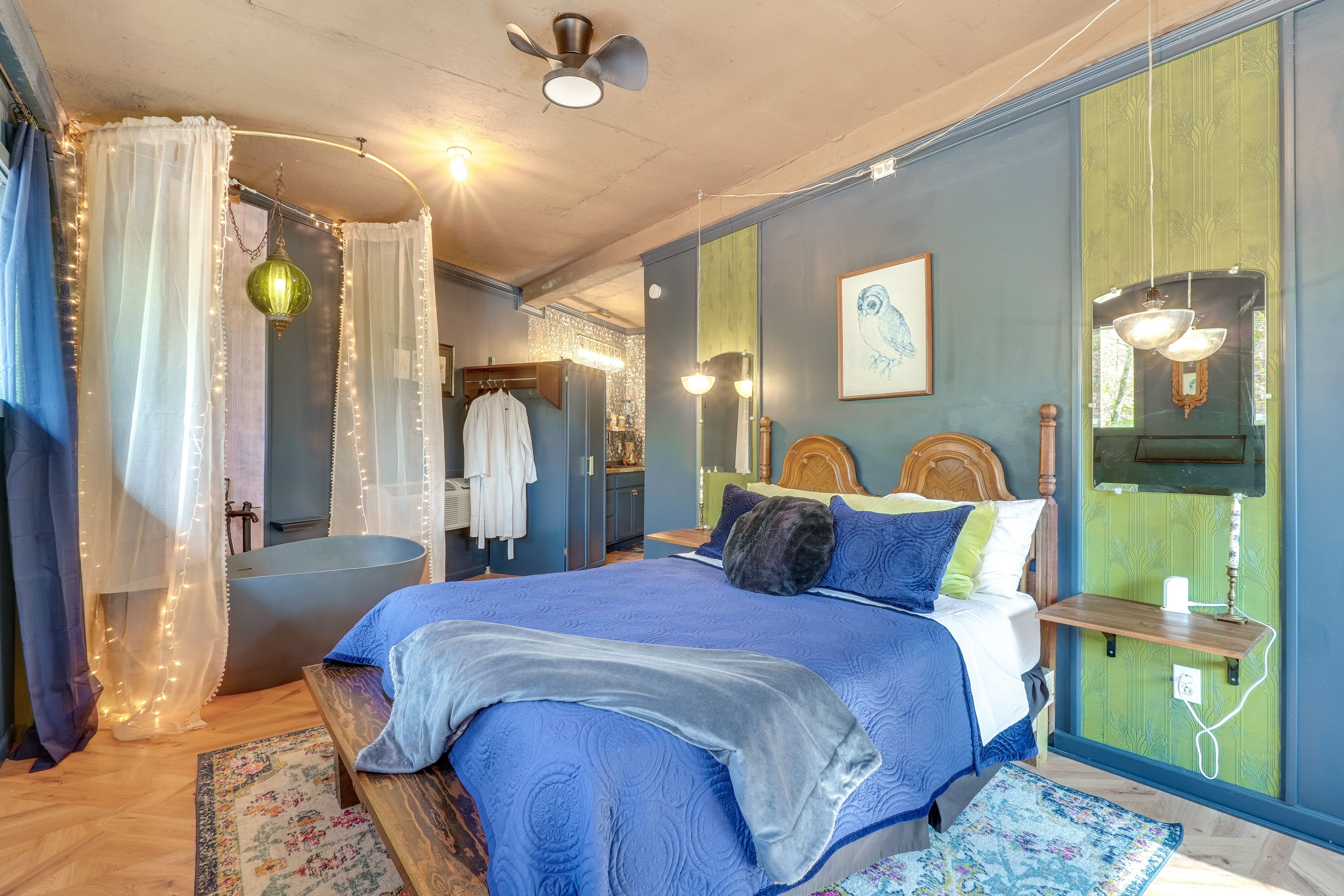 Bedroom 3 (Studio) | Queen Bed | Full Murphy Bed