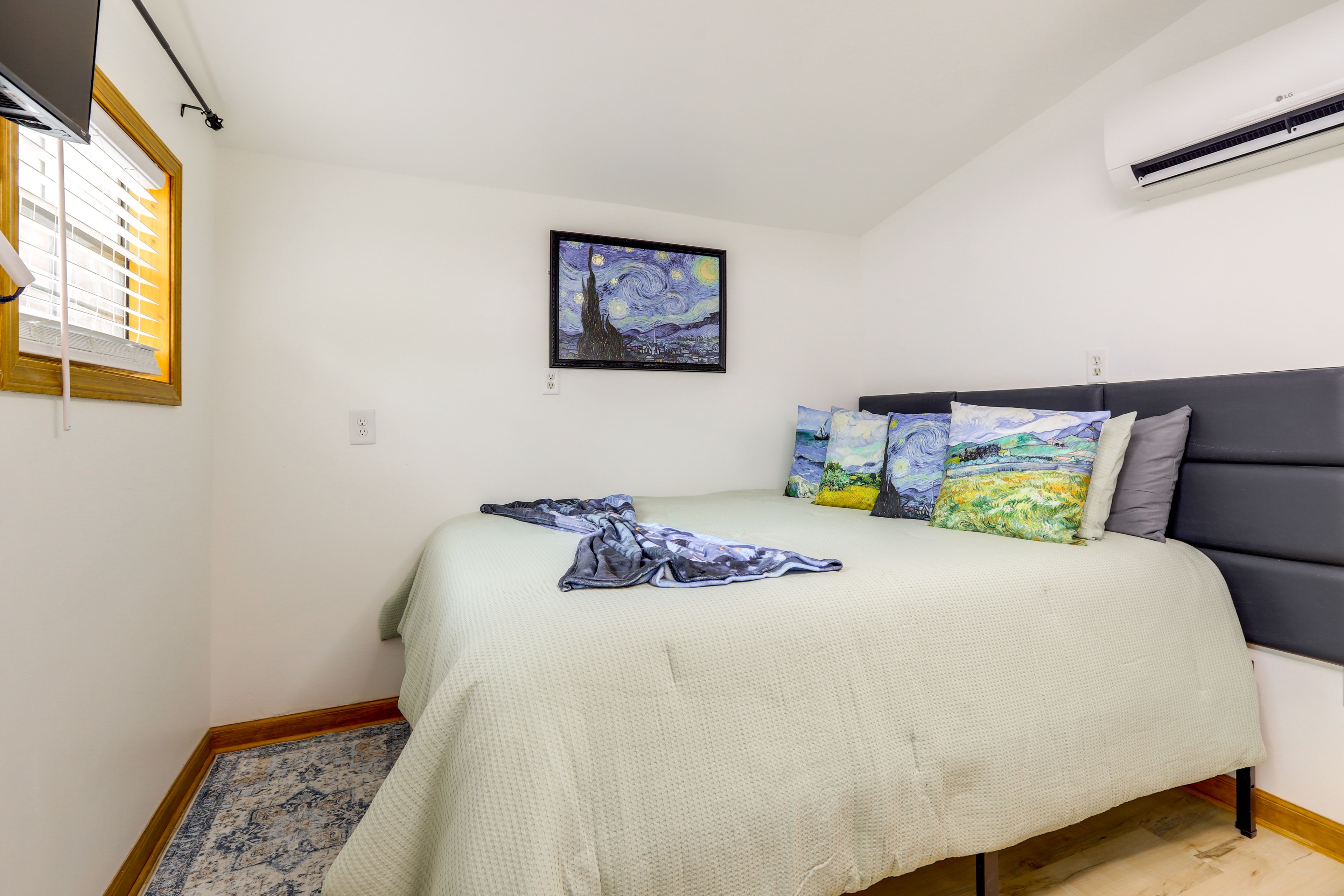 Bedroom 4 (Guest House) | Queen Bed