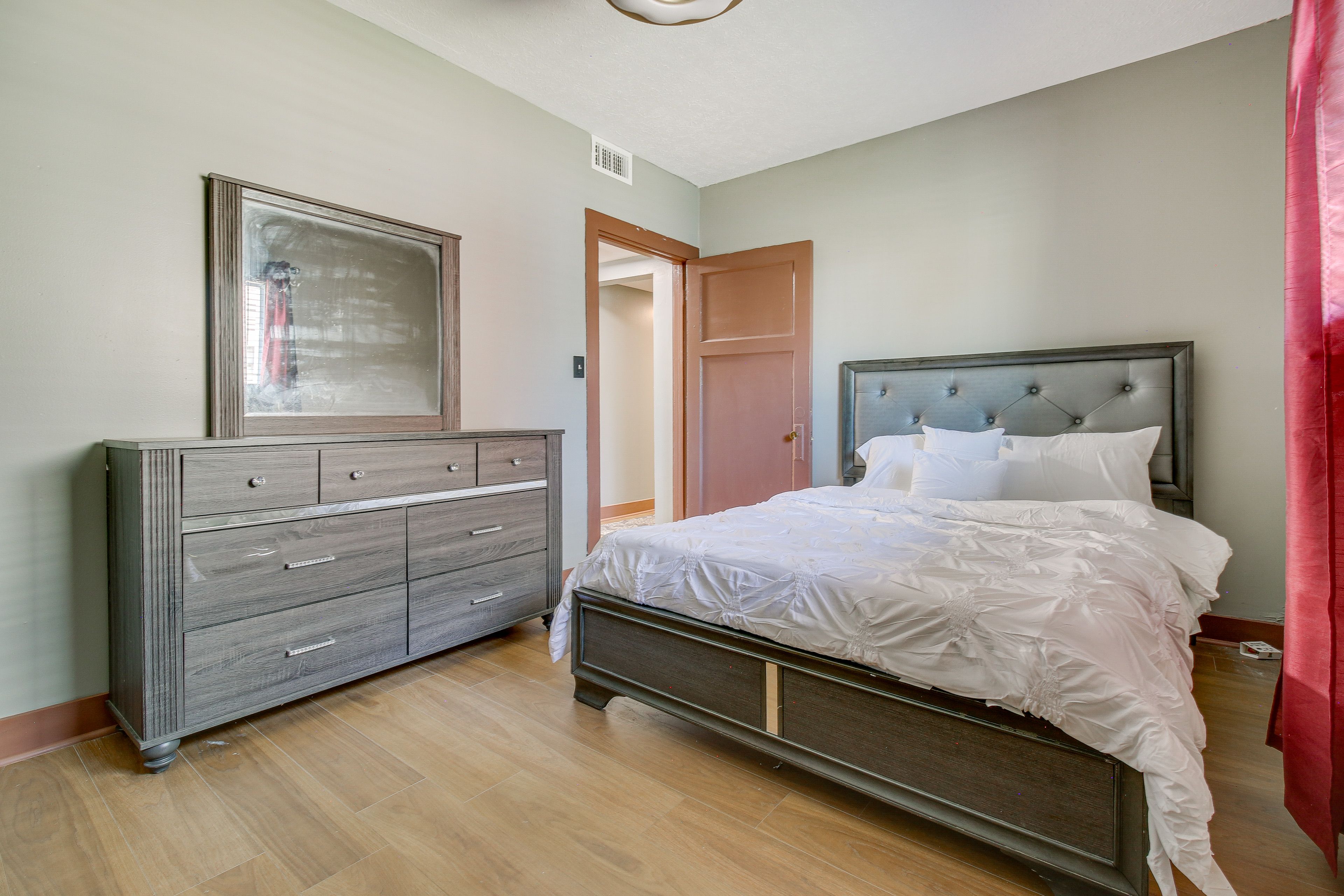 Bedroom 1 | Queen Bed